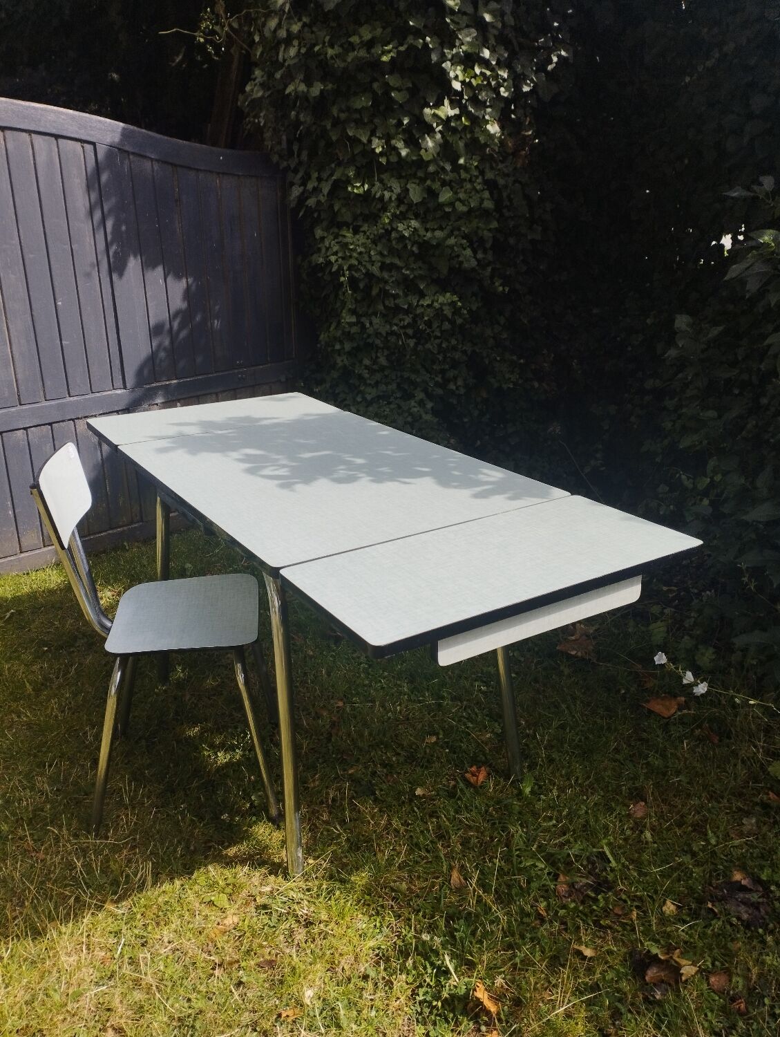 Formica table with extensions