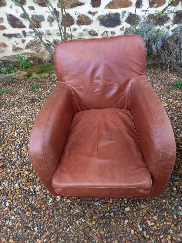 Paire de fauteuils club en cuir