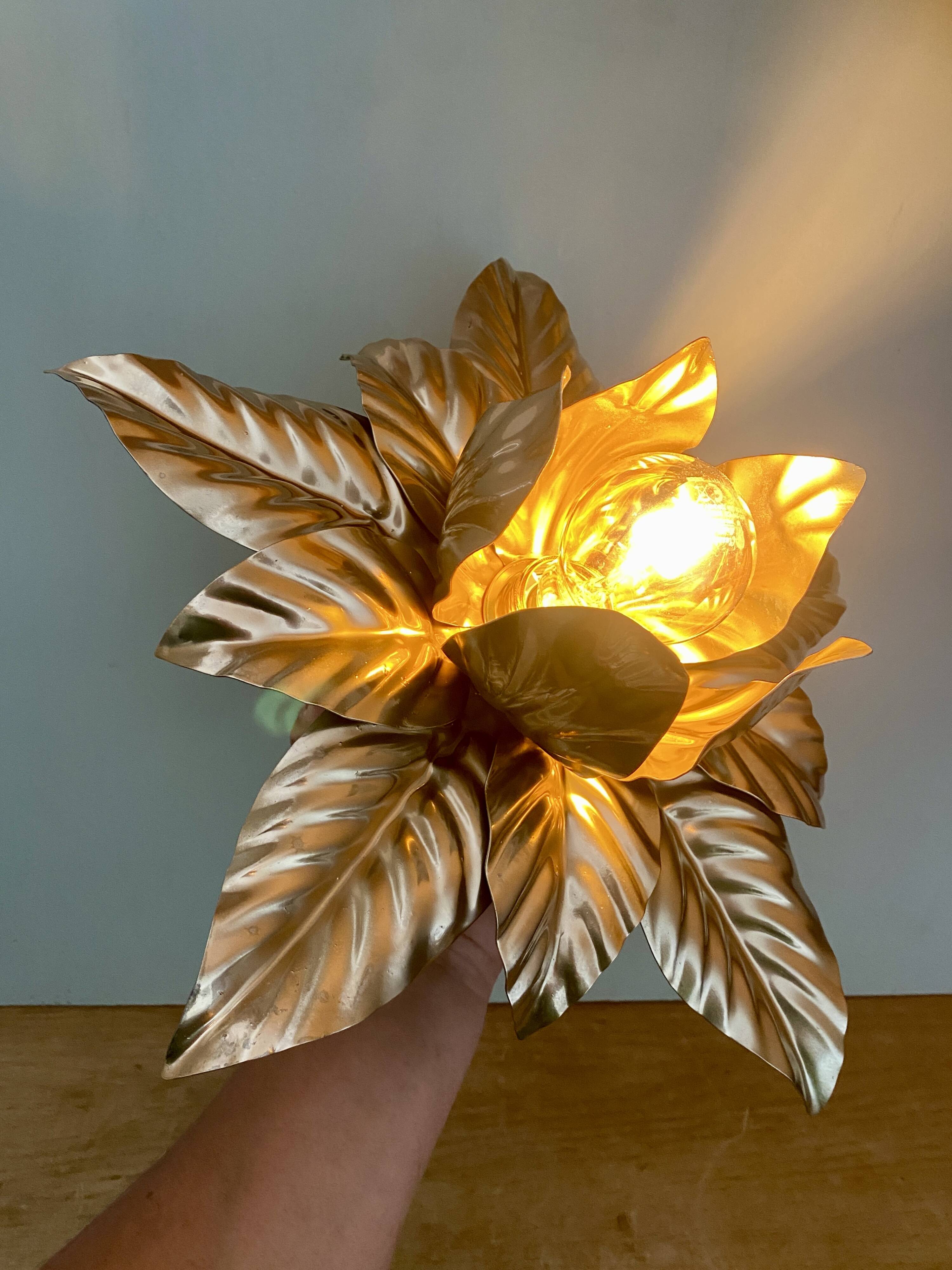 Vintage wall light in gold metal with leaf decorations