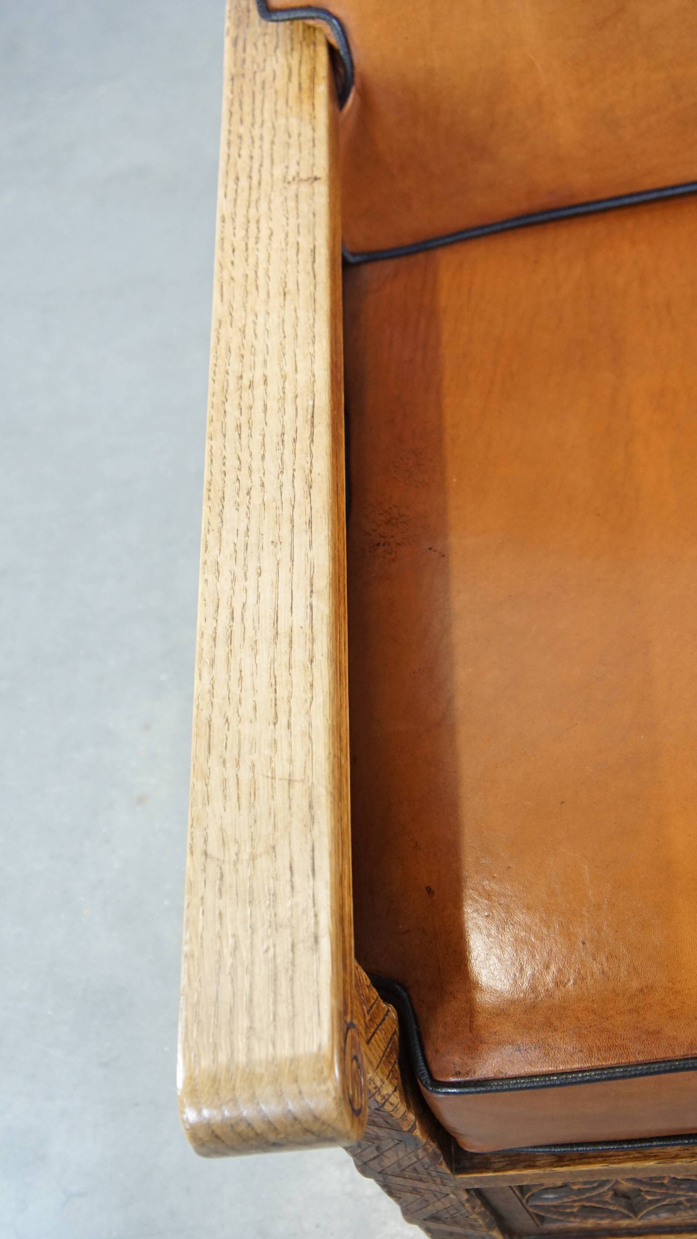 Fauteuil ancien en peau de mouton retapissée