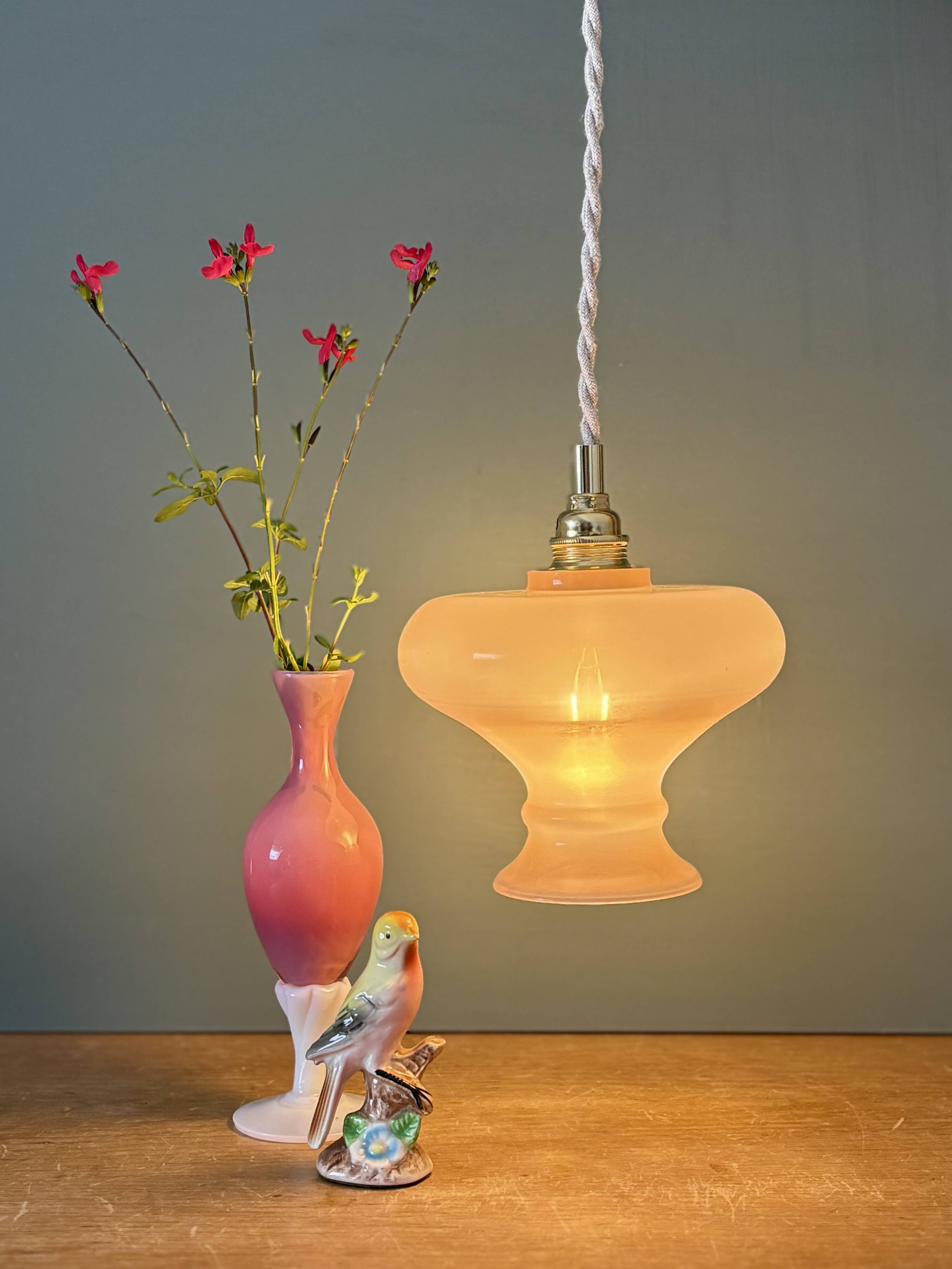Suspension abat-jour vintage en opaline rose