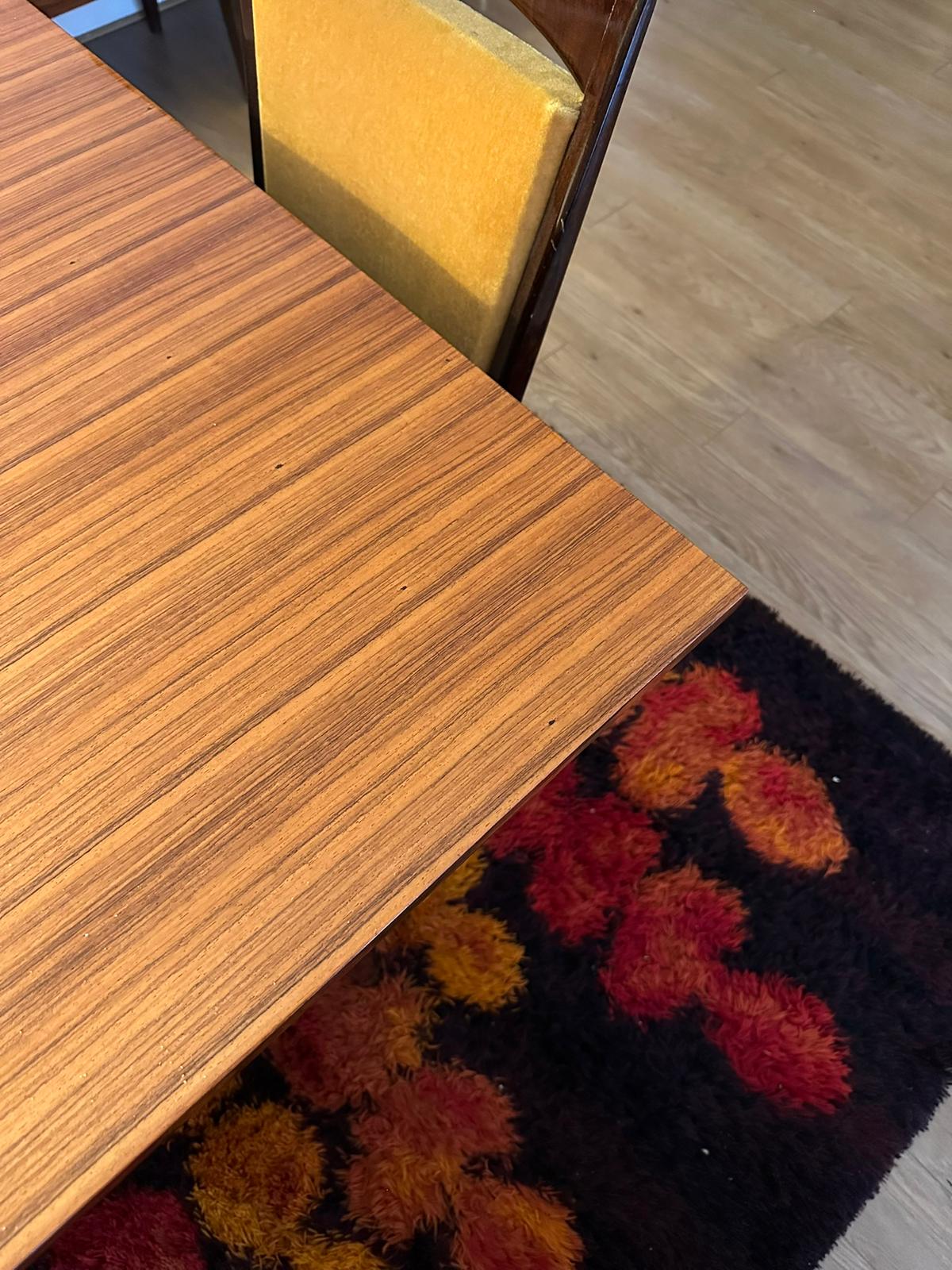 Table en bois marqueté + 6 chaises velour et bois