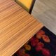 Table en bois marqueté + 6 chaises velour et bois