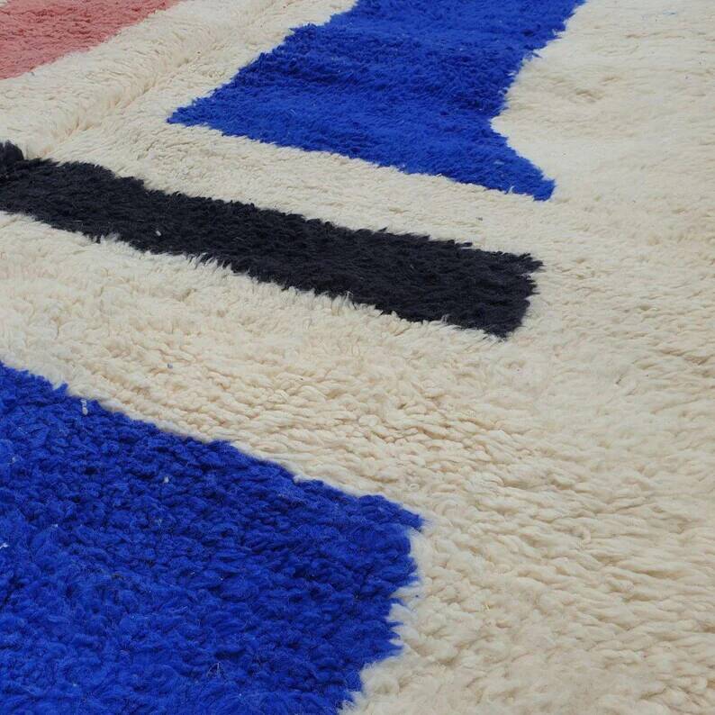 Large Moroccan rug made of natural wool, dimensions 250x150 cm, handmade.
