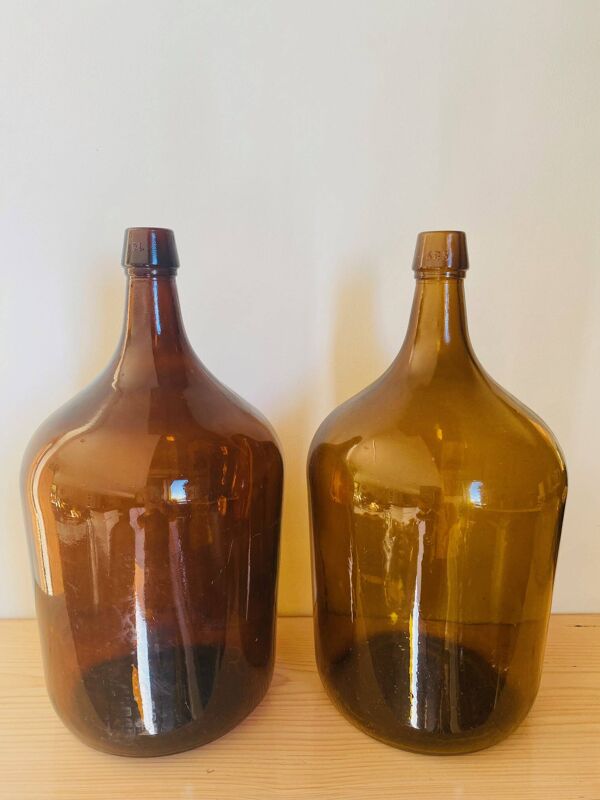 Duo de dame-jeanne en verre ambré