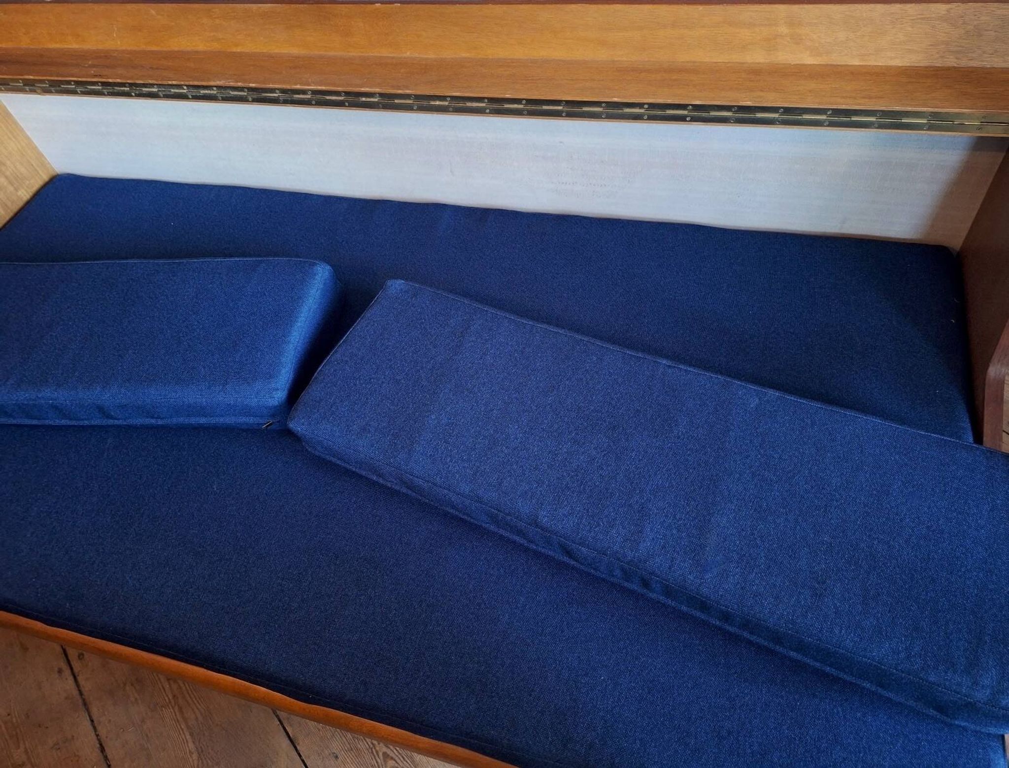 Sofa-lit convertible en teck danois avec compartiment pour dossier, années 1960.