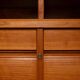 Libreria scandinava con sideboard e mensole a vista, anni 40/50