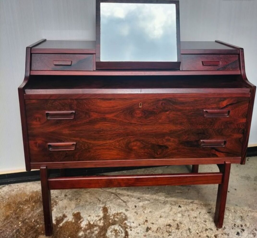 Secretary chest of drawers