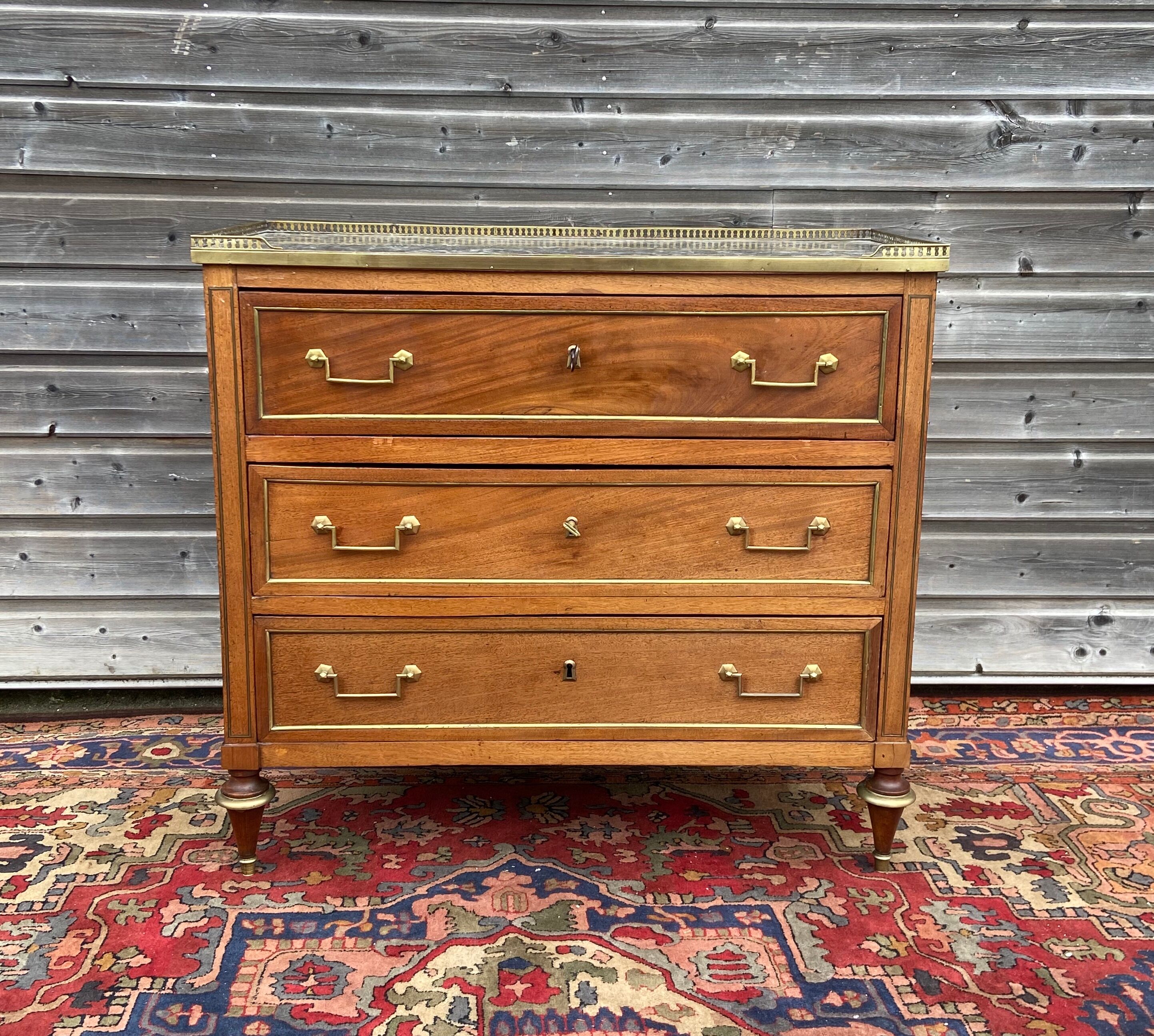 Chest of drawers in mahogany forming secretary of the period louis xvi