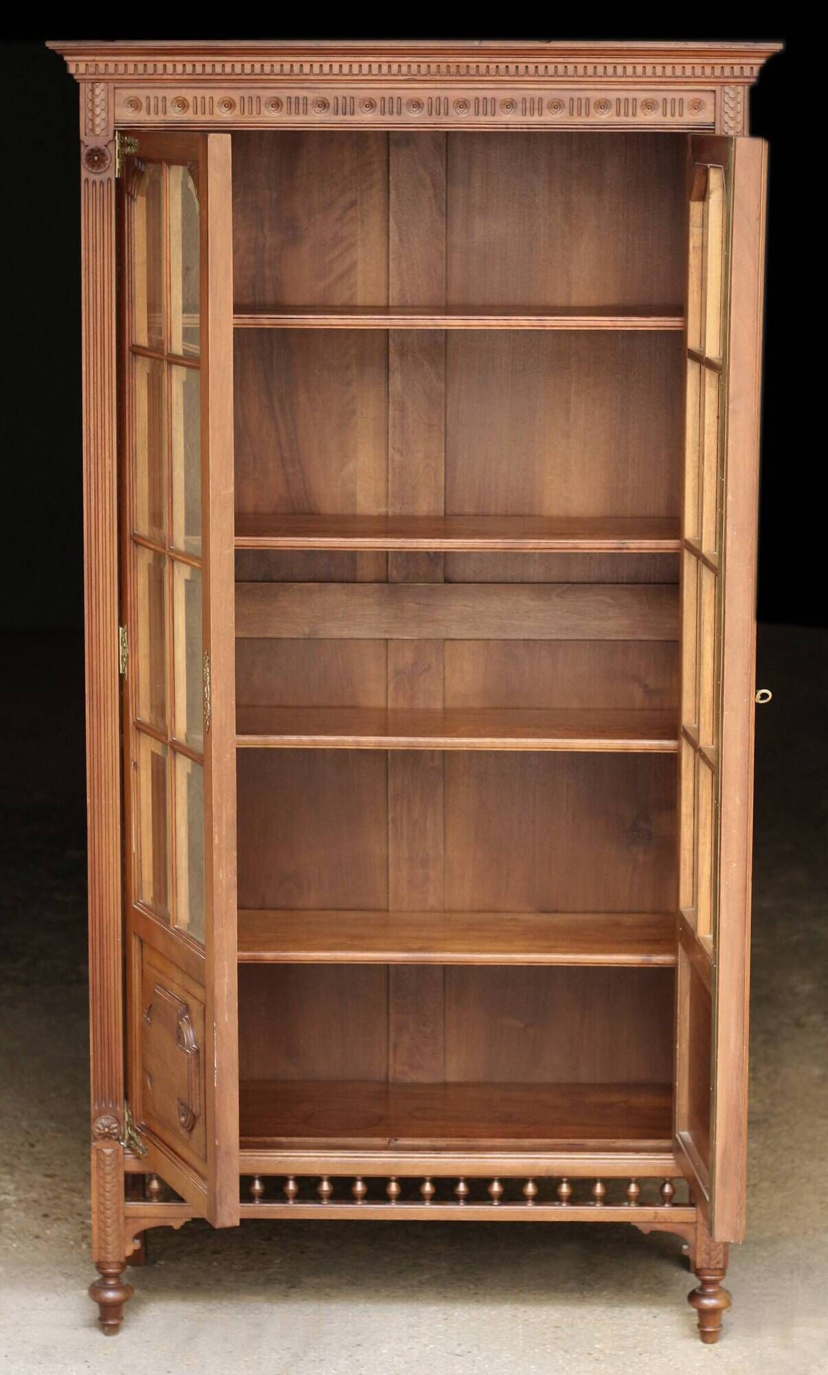 Belle armoire parisienne en noyer massif (début XXeme).
