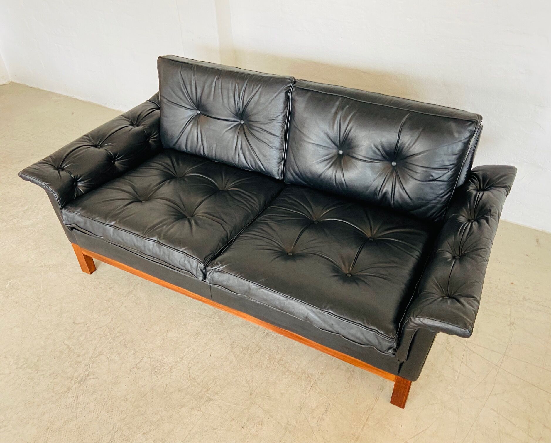 Canapé en cuir noir à boutons vintage scandinave des années 1960, modèle Kardinal, pour 2 personnes.