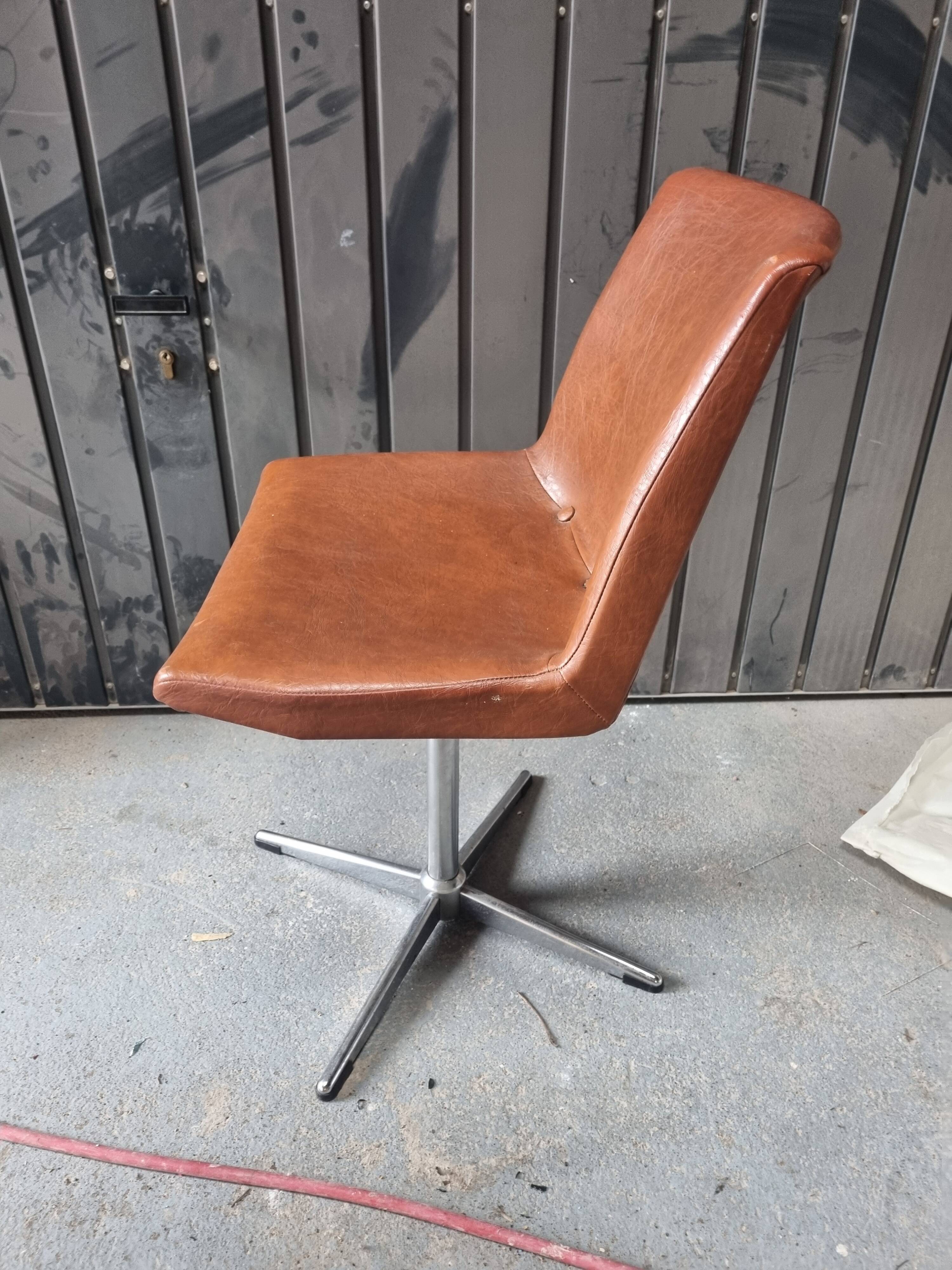 Paire de chaises pivotantes en Skaï cognac marron