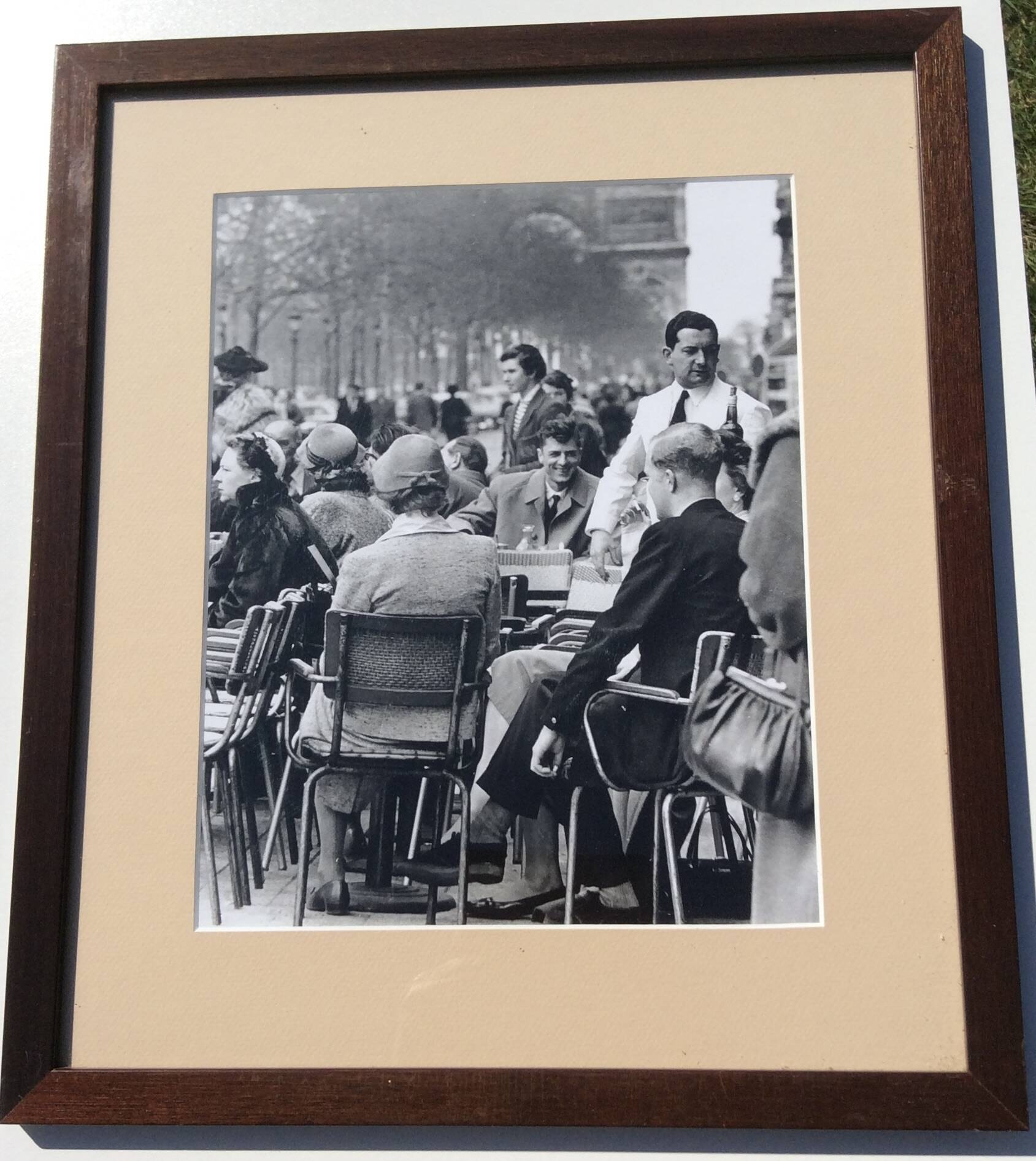 Black and white photo; terrace of the Champs-Élysées.