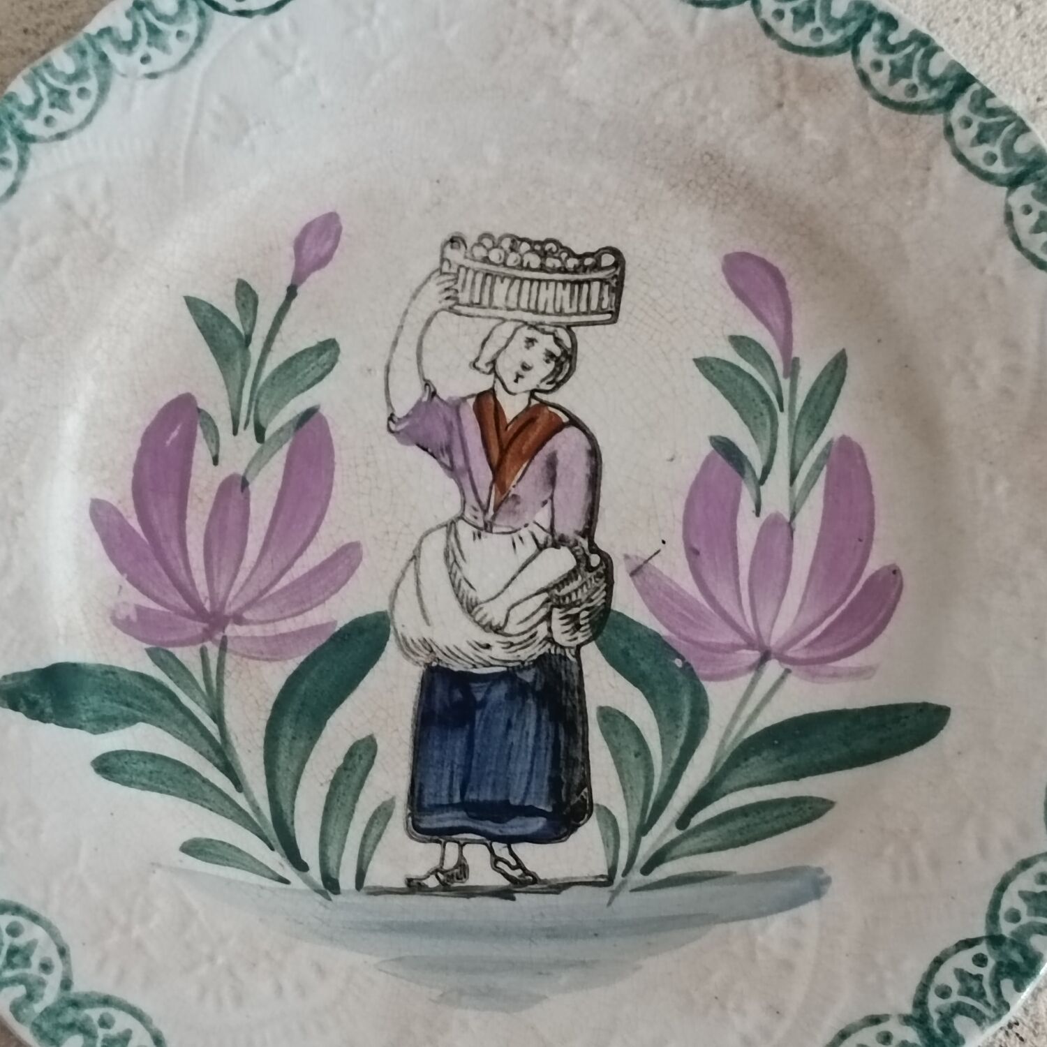 Lot plat creux et 4 assiettes Saint Amand vers 1900