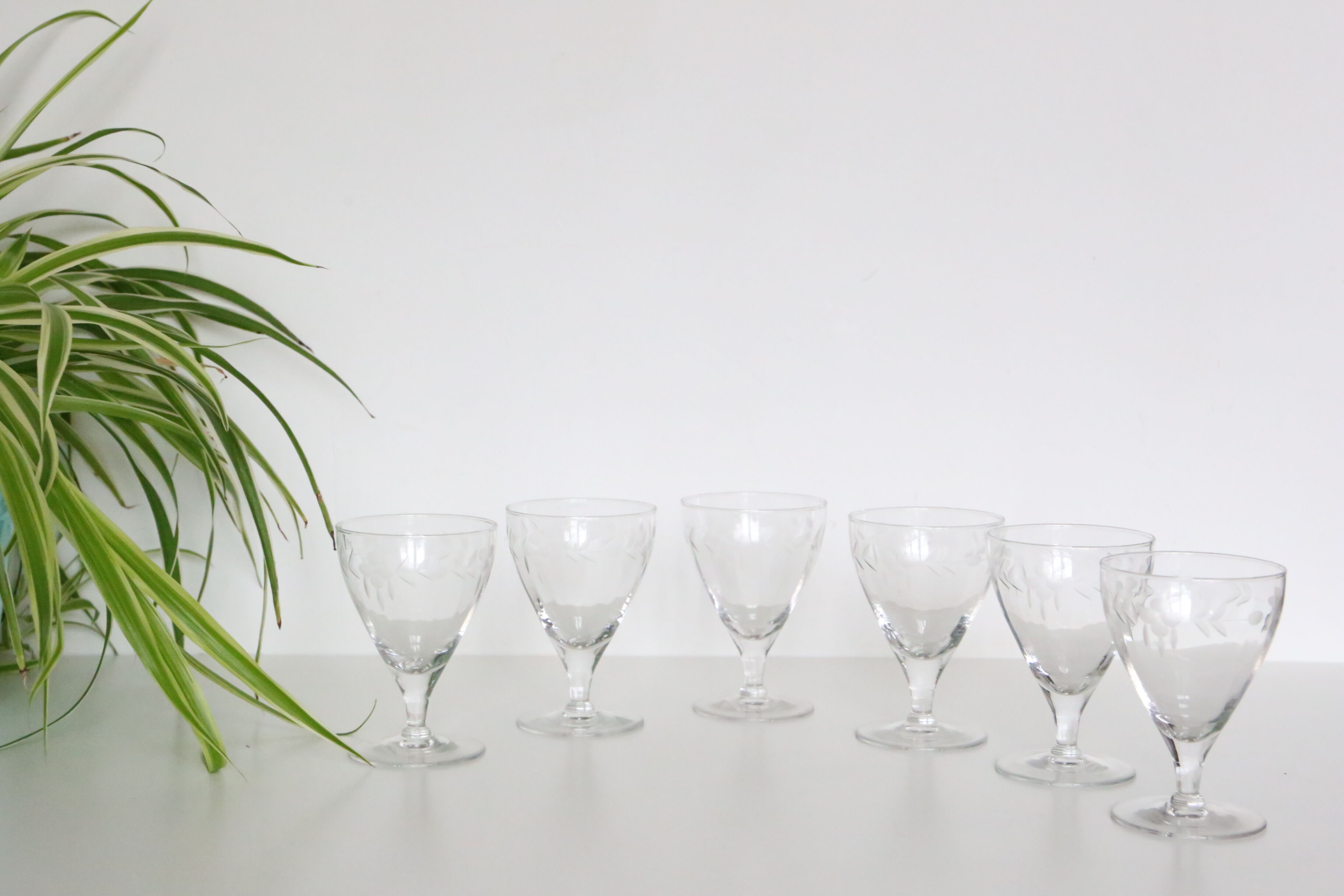 Set of 6 chiselled glass wine glasses, 1930