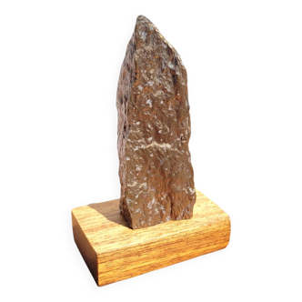 Sculpture d'un grand Menhir sur socle