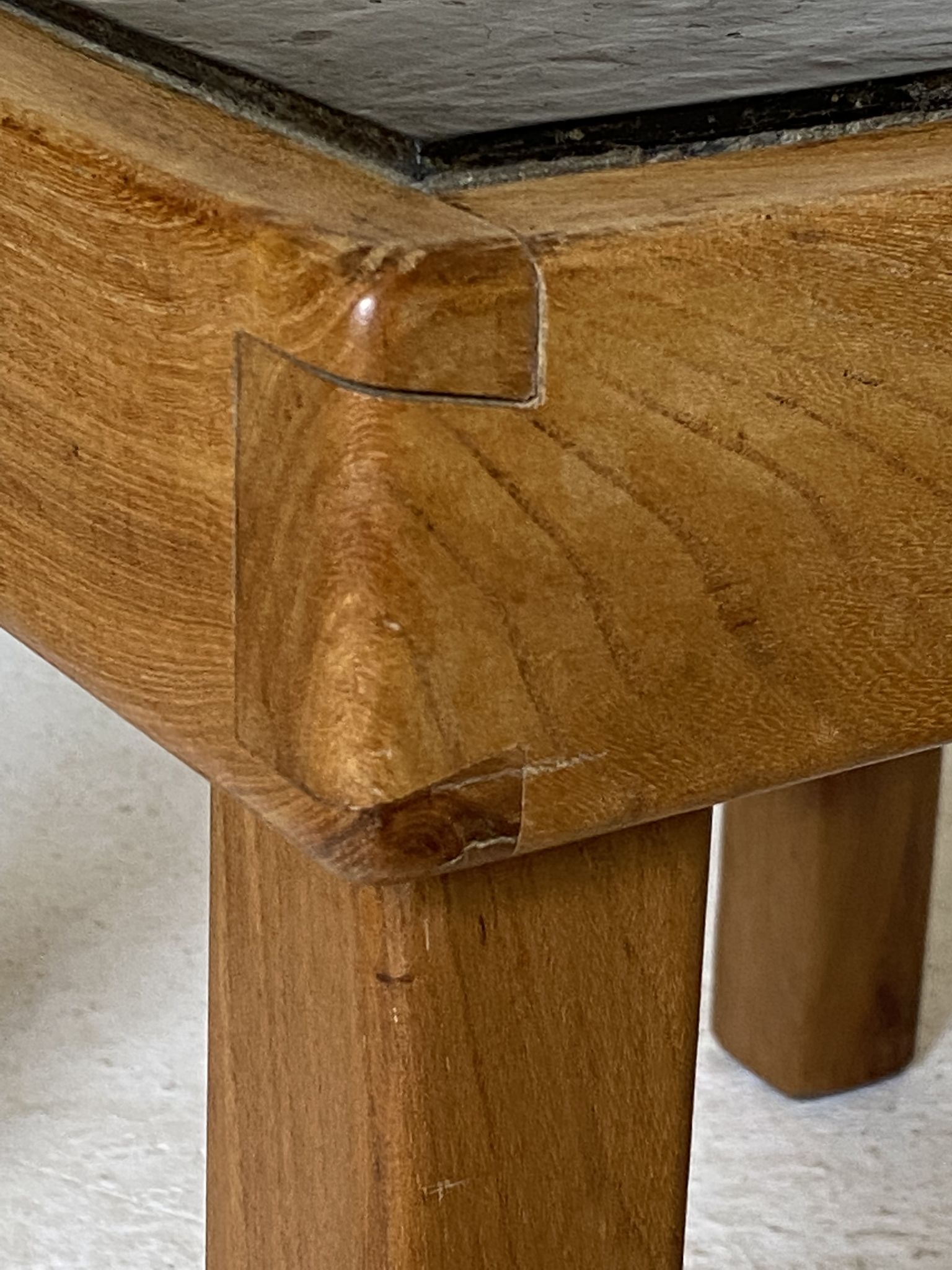 Table basse en orme et ardoise par Maison Regain 1970