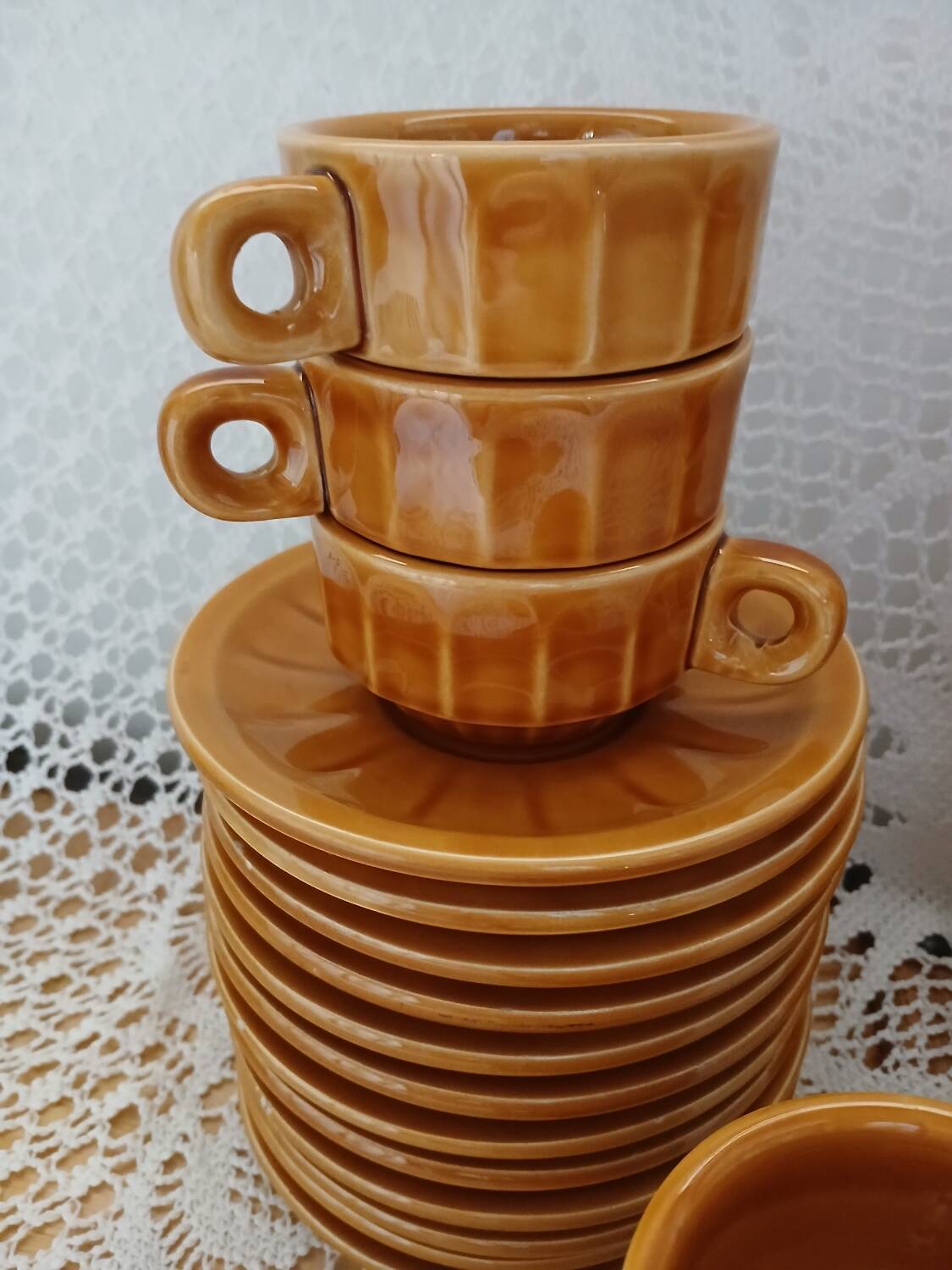 12 tasses à café anciennes avec soucoupes