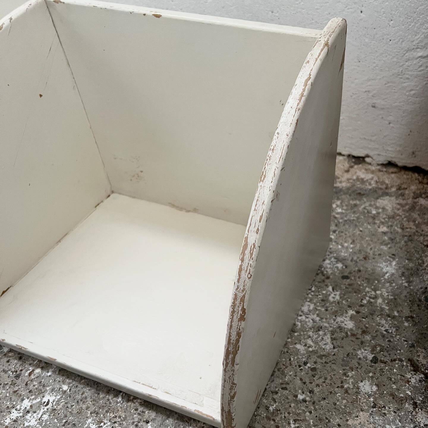 Corner kitchen shelves