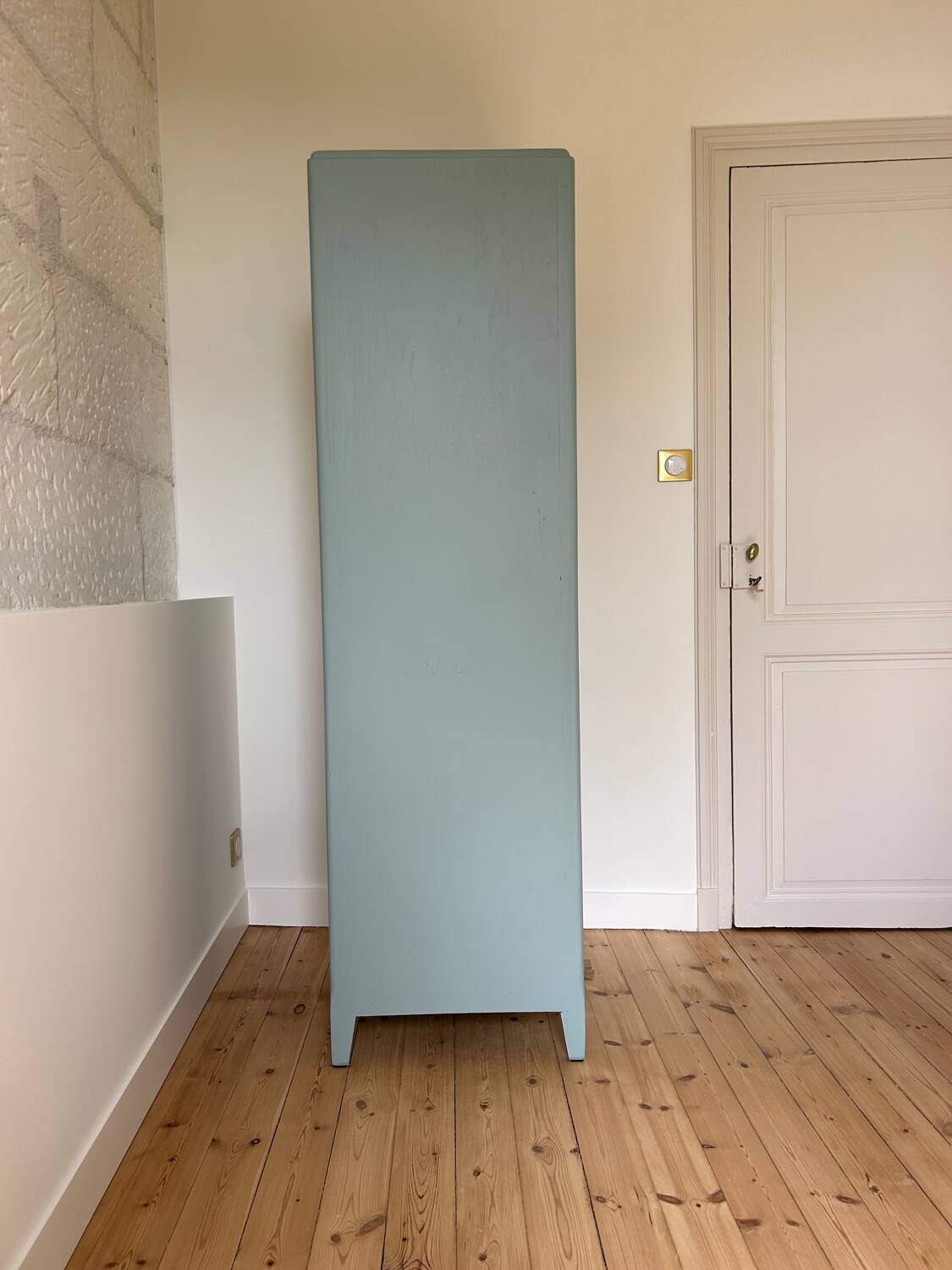 1-door wardrobe / locker room revisited in Almond (Resource)