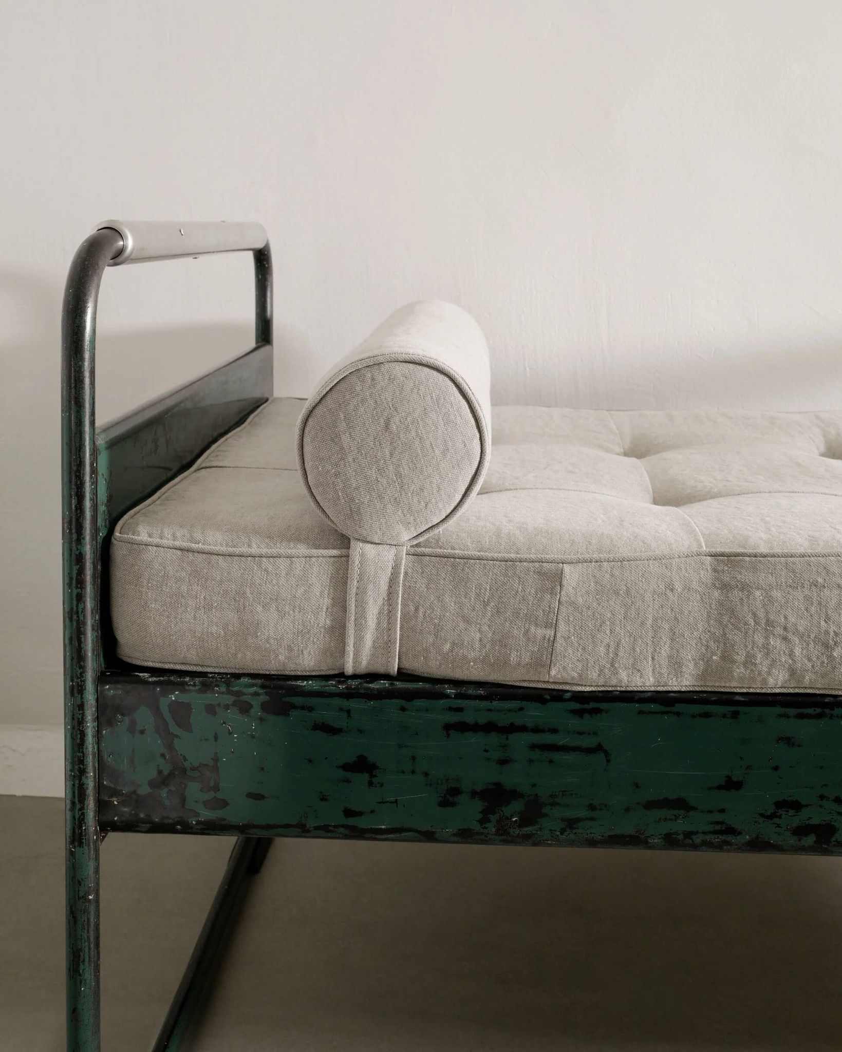 French Mid Century Jean Prouvé "No 17 / Fabert" Aluminum Daybed, 1930s