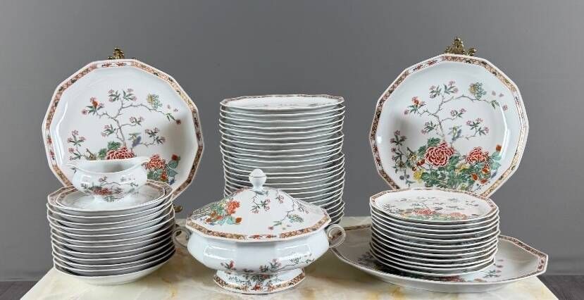 Bernardaud Limoges table service, "Hong-Kong" model, 53 pieces, 20th century.