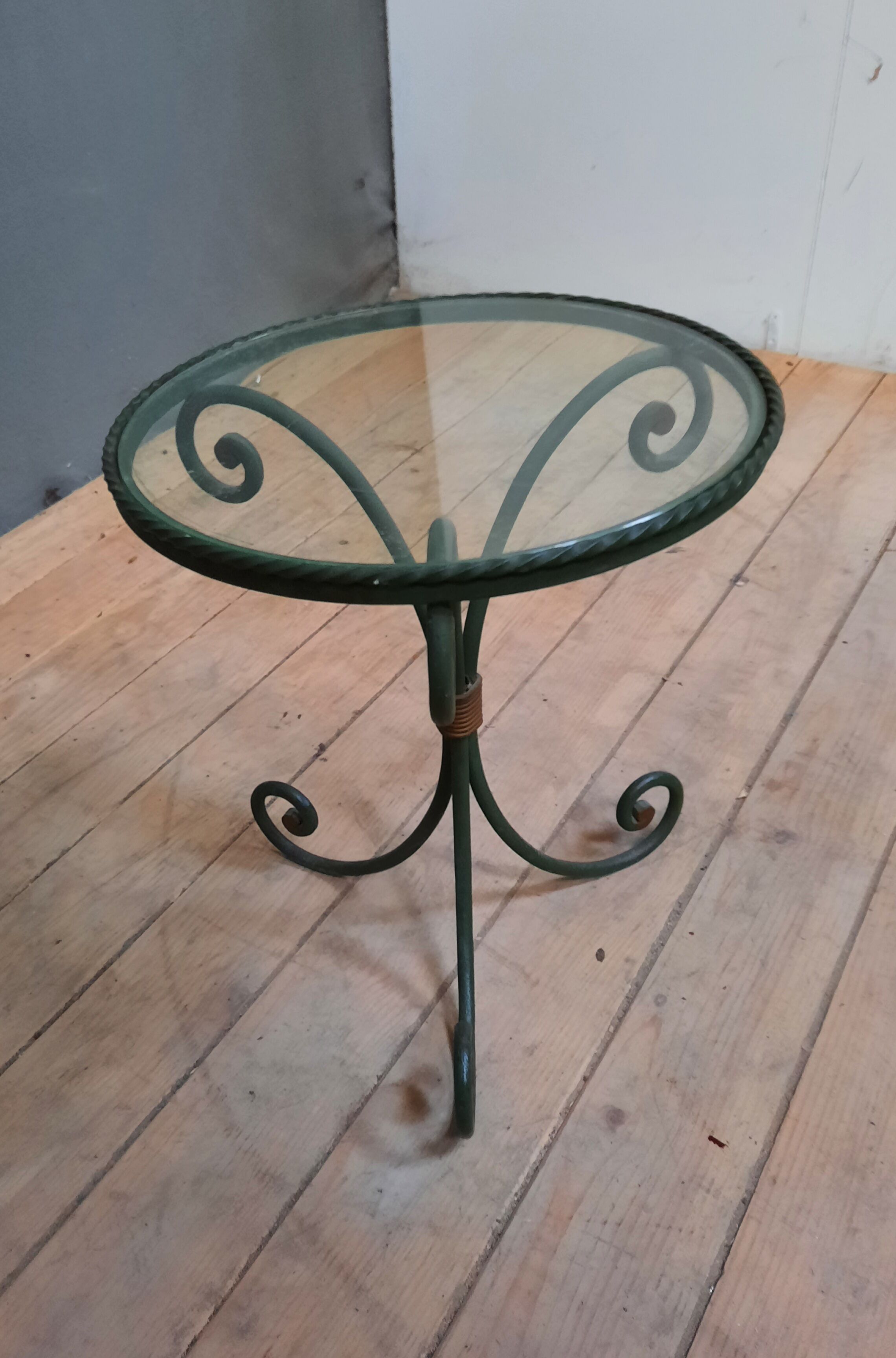 Round coffee table metal and glass