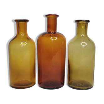 Ensemble de trois flacons de pharmacie en verre ambré, 250 cl