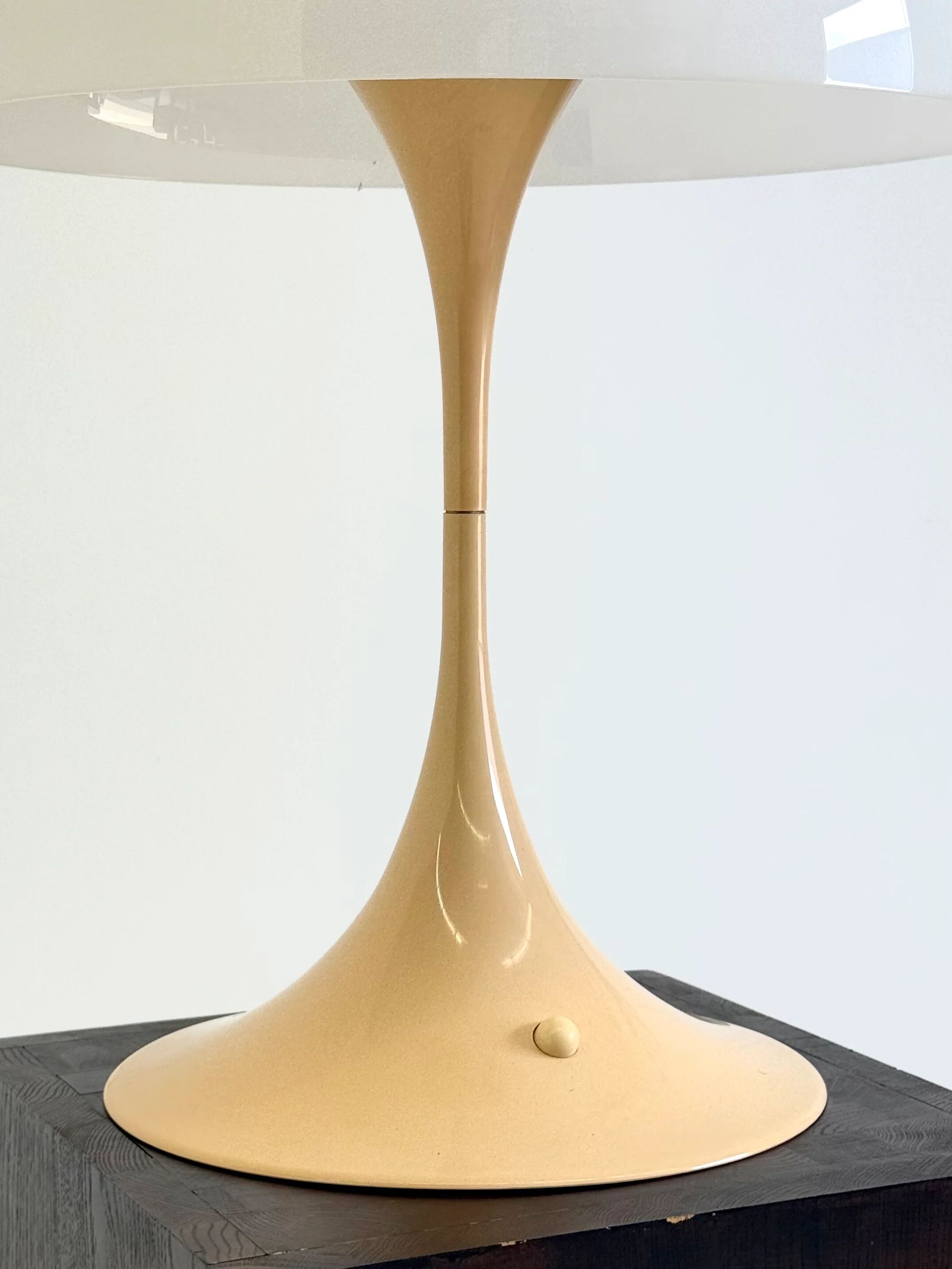 Lampe de table Panthella Louis Poulsen Verner Panton base beige