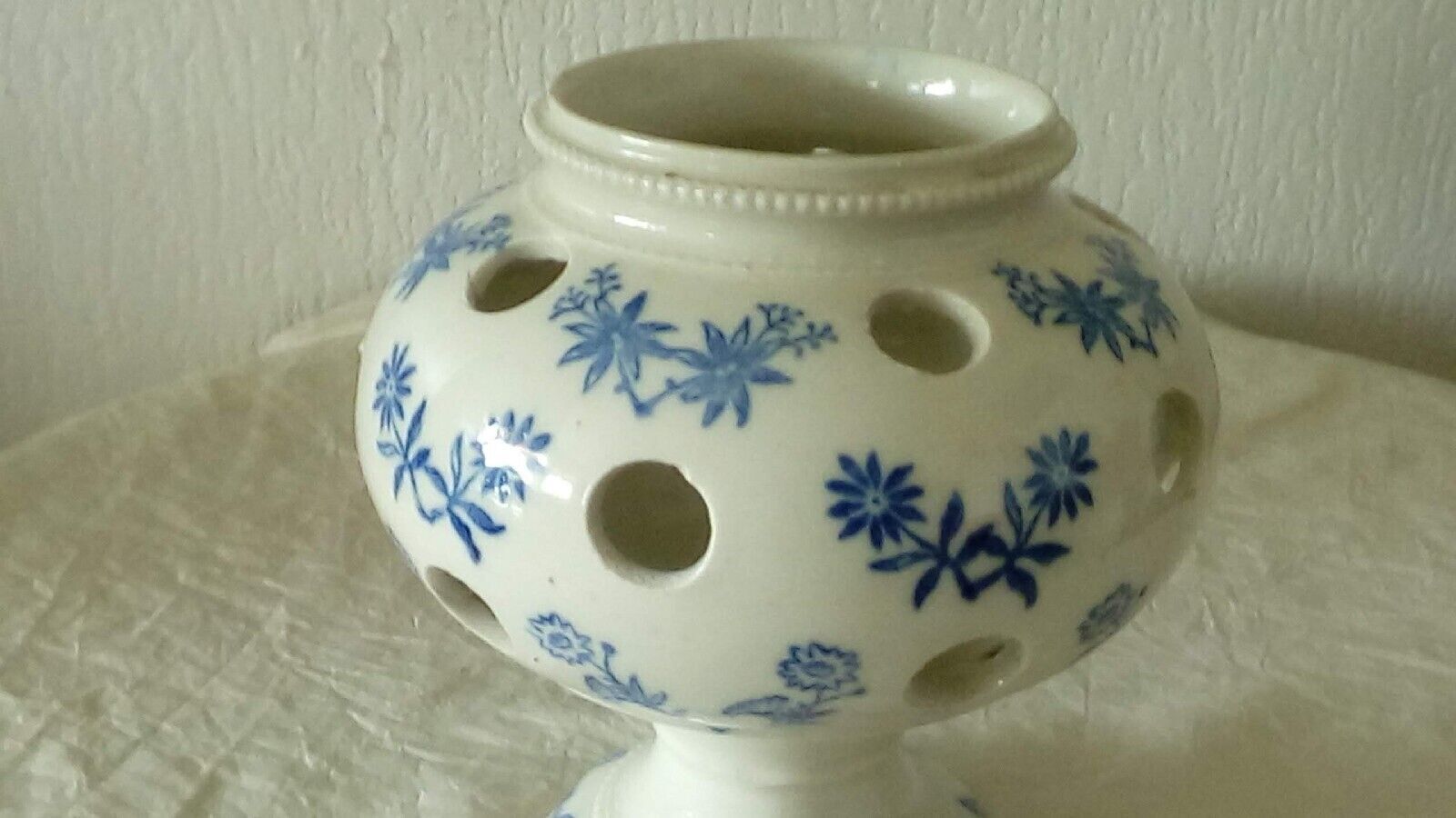 Vase pot a crocus en terre d'acier saint uze drome france