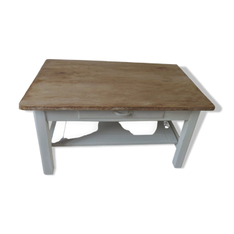 Table basse réalisée à partir d'une table vintage, patinée gris perle, plateau bois.