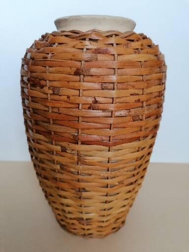 Rattan vase on ceramic