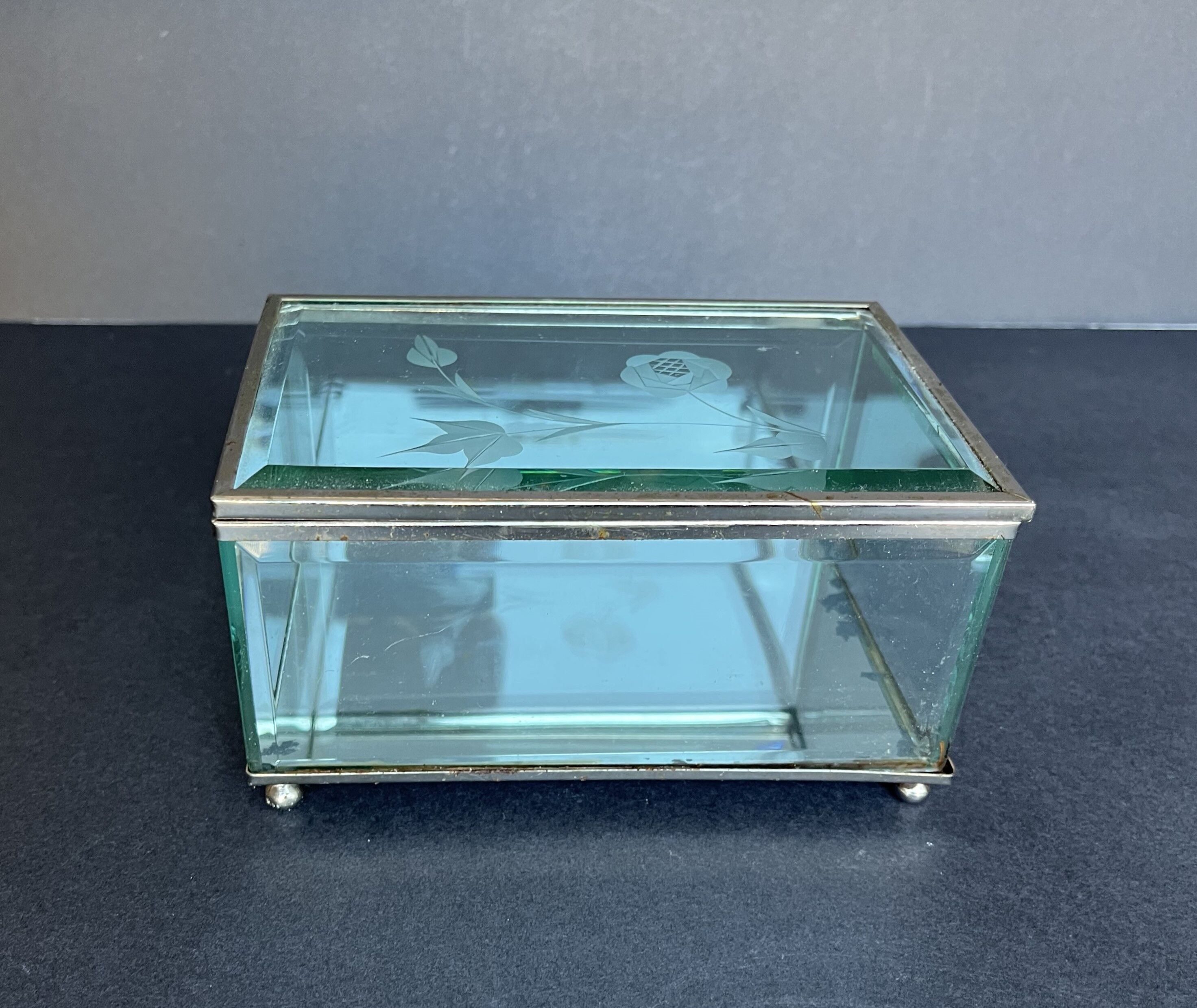 Glass jewelry box