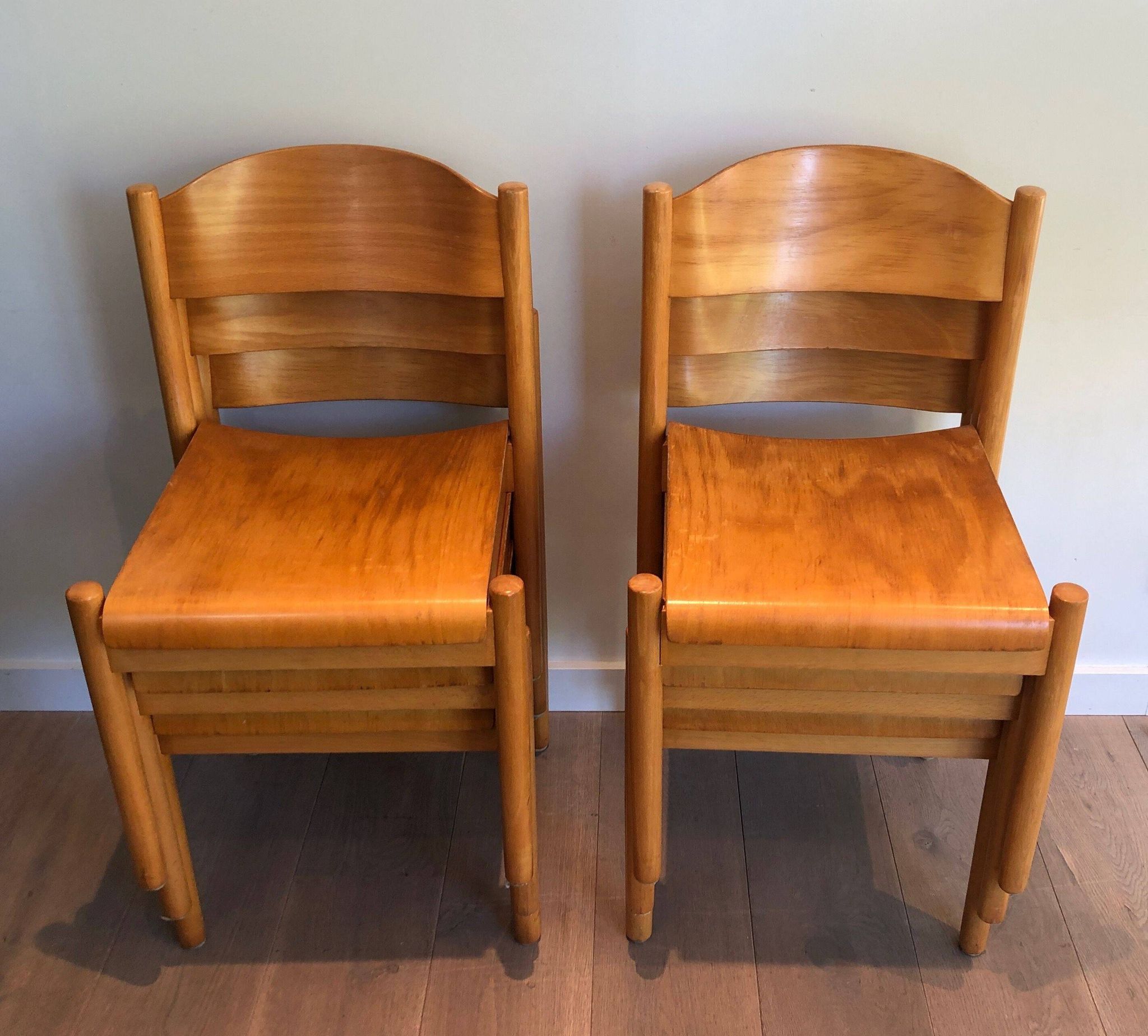 Suite de 6 chaises empilables en sapin