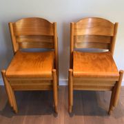 Suite de 6 chaises empilables en sapin