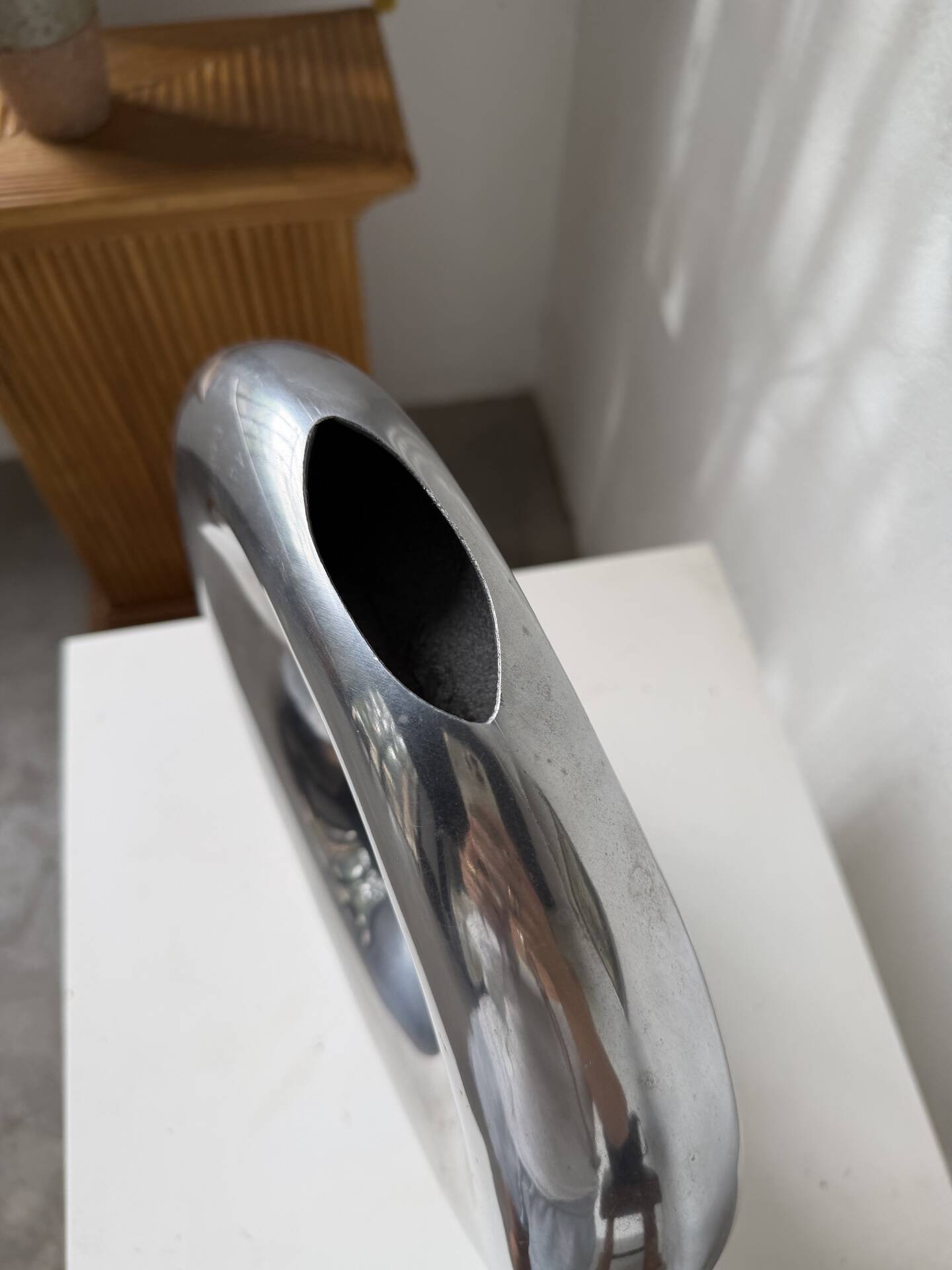 Round aluminium loop vase