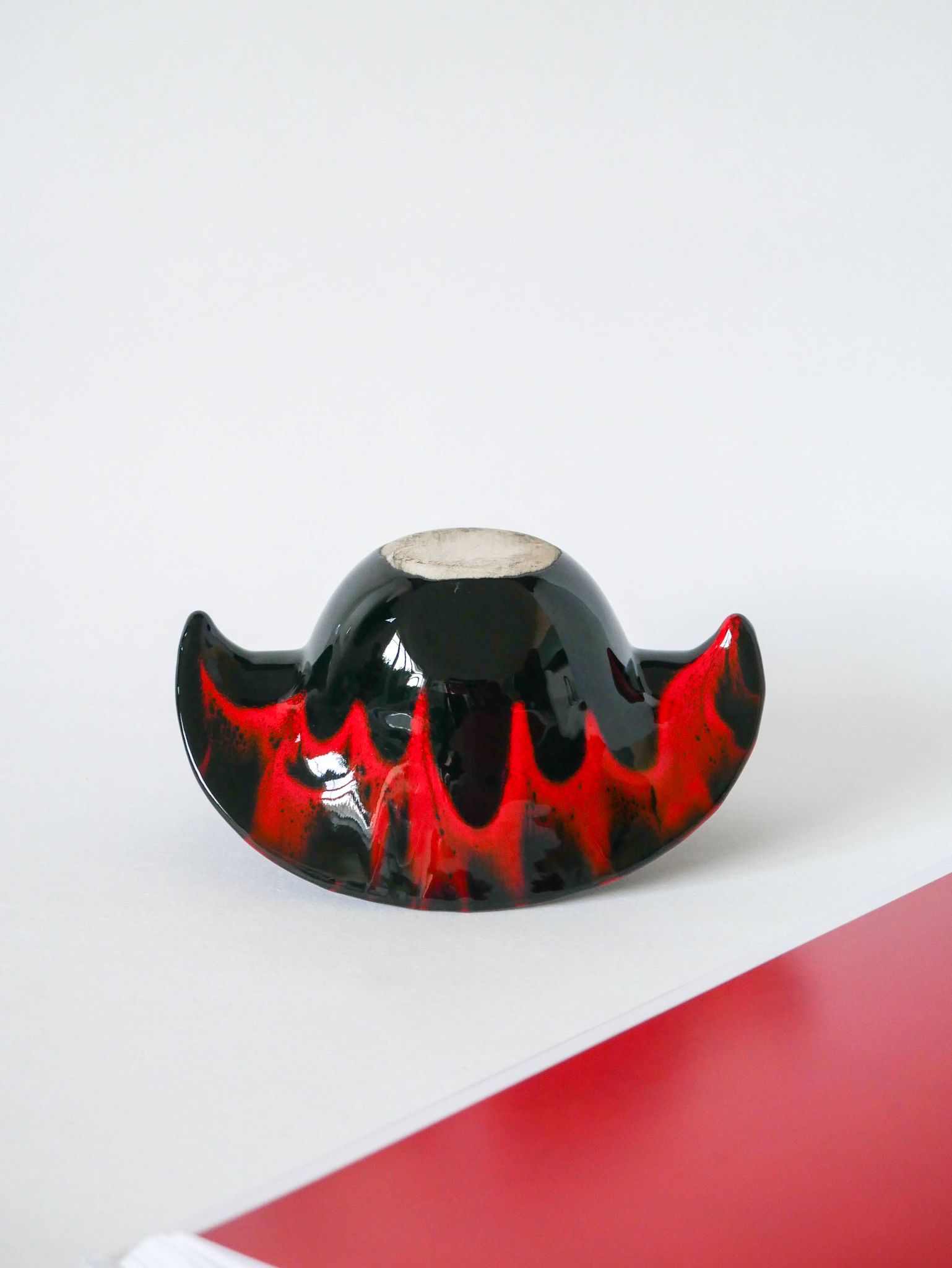 Vide-poche en céramique noir et rouge style Vallauris 1970