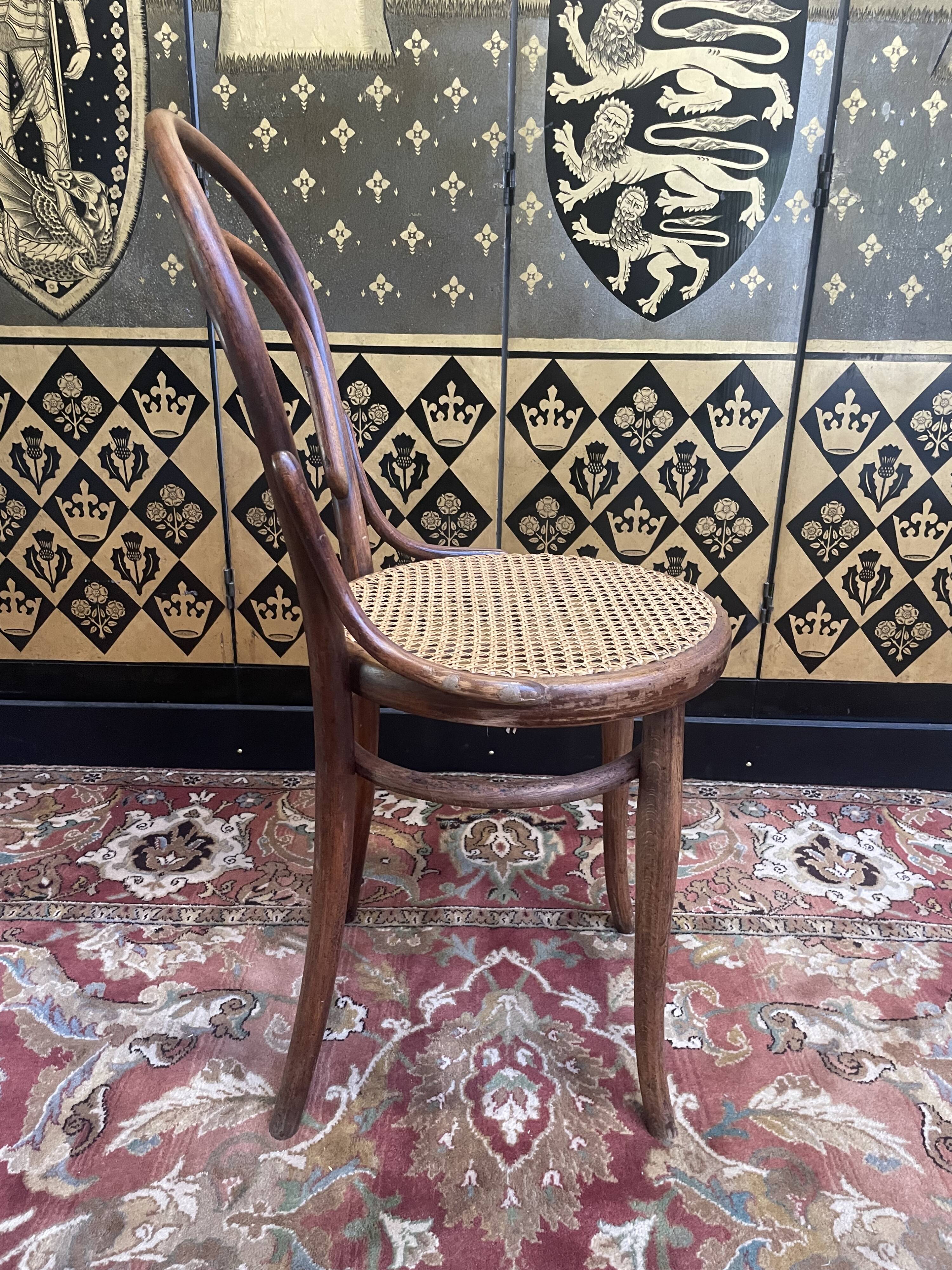 Suite de 6 chaises bistrot en cannage Thonet restaurées