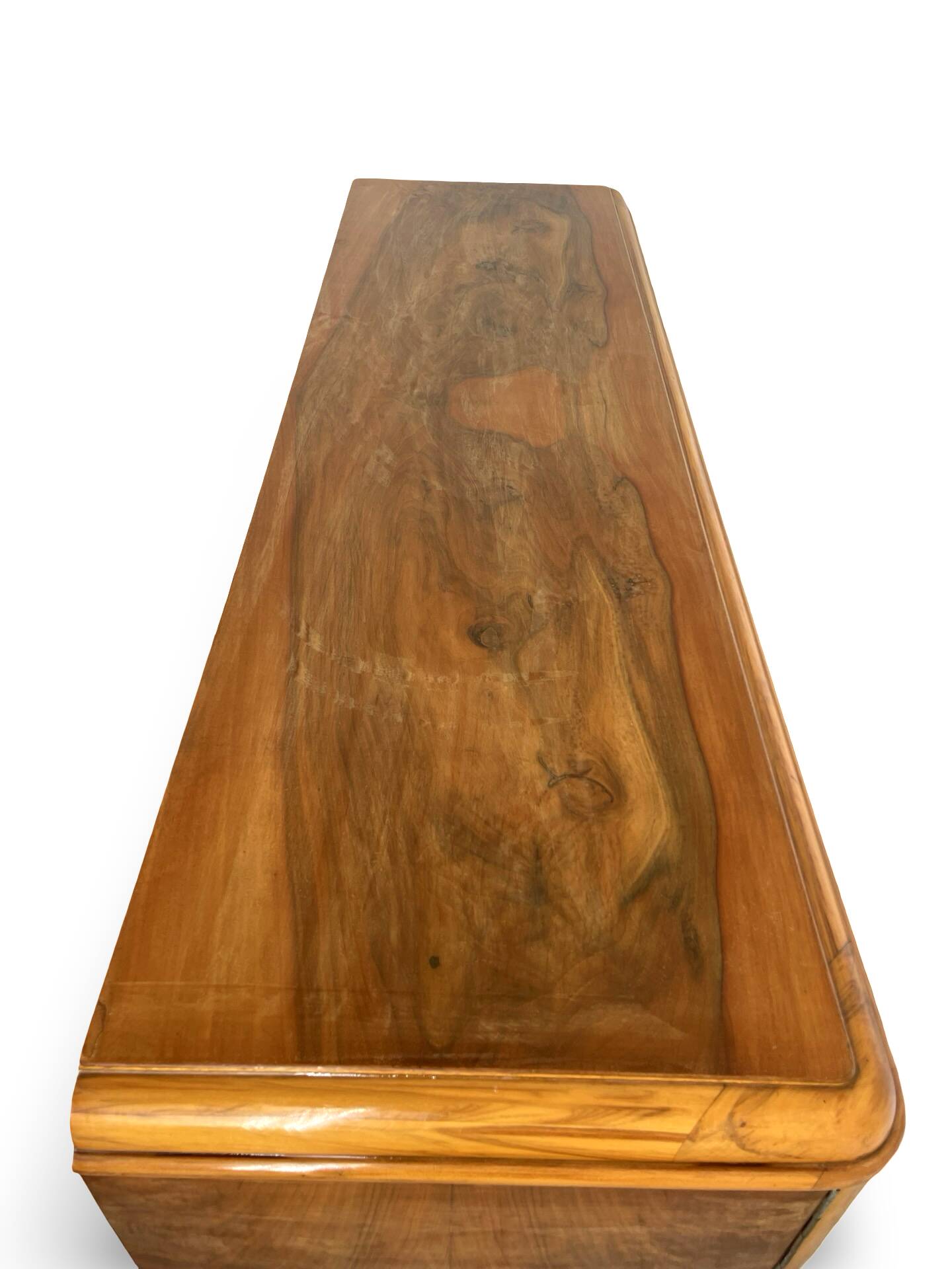 Italian Art deco burl walnut sideboard, of great quality.