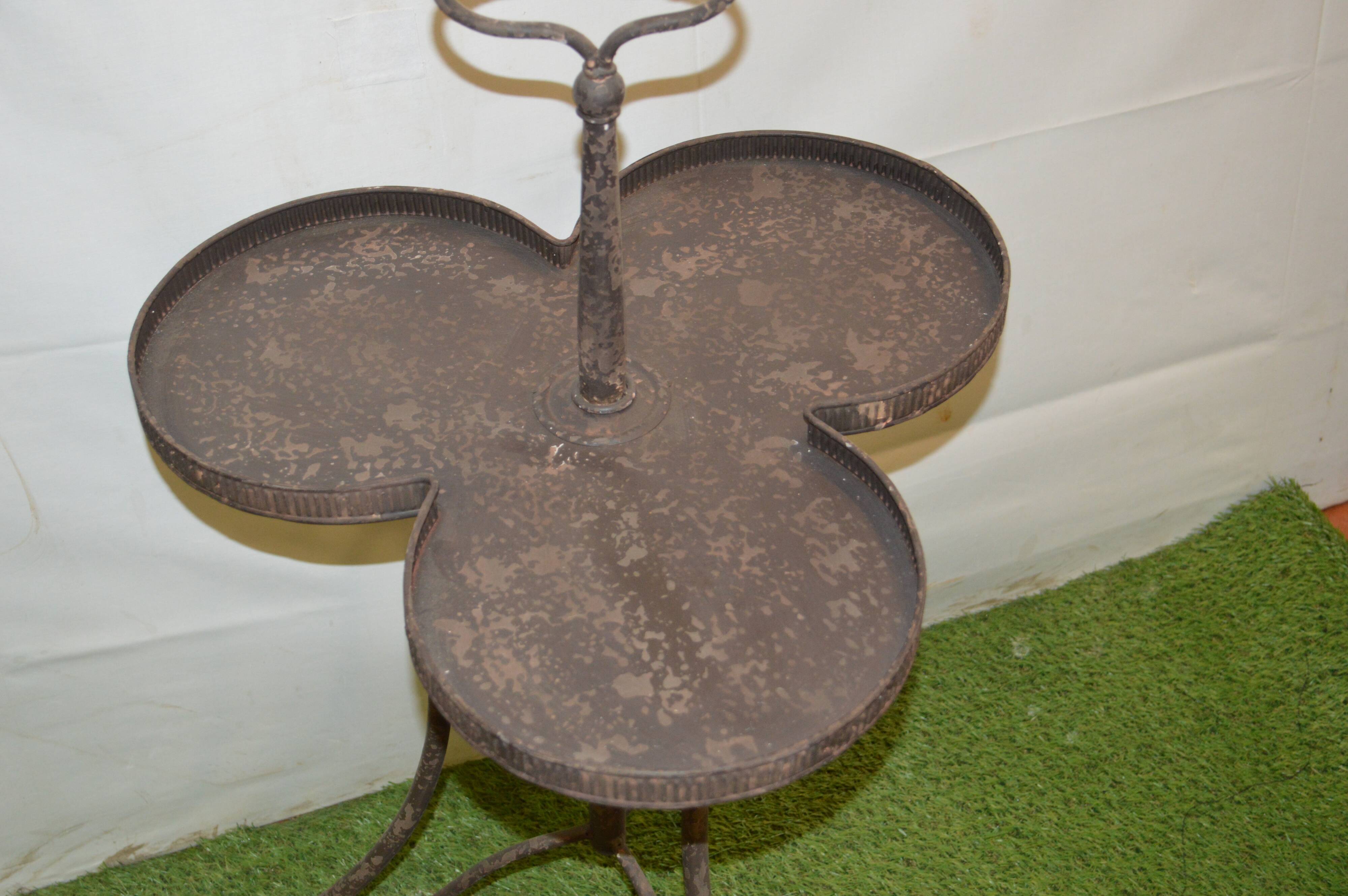 Clover-shaped iron table