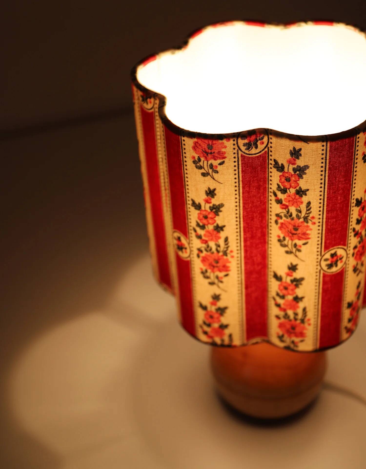 Lampe à poser vintage, pied en bois années 60-70 et abat-jour imprimé