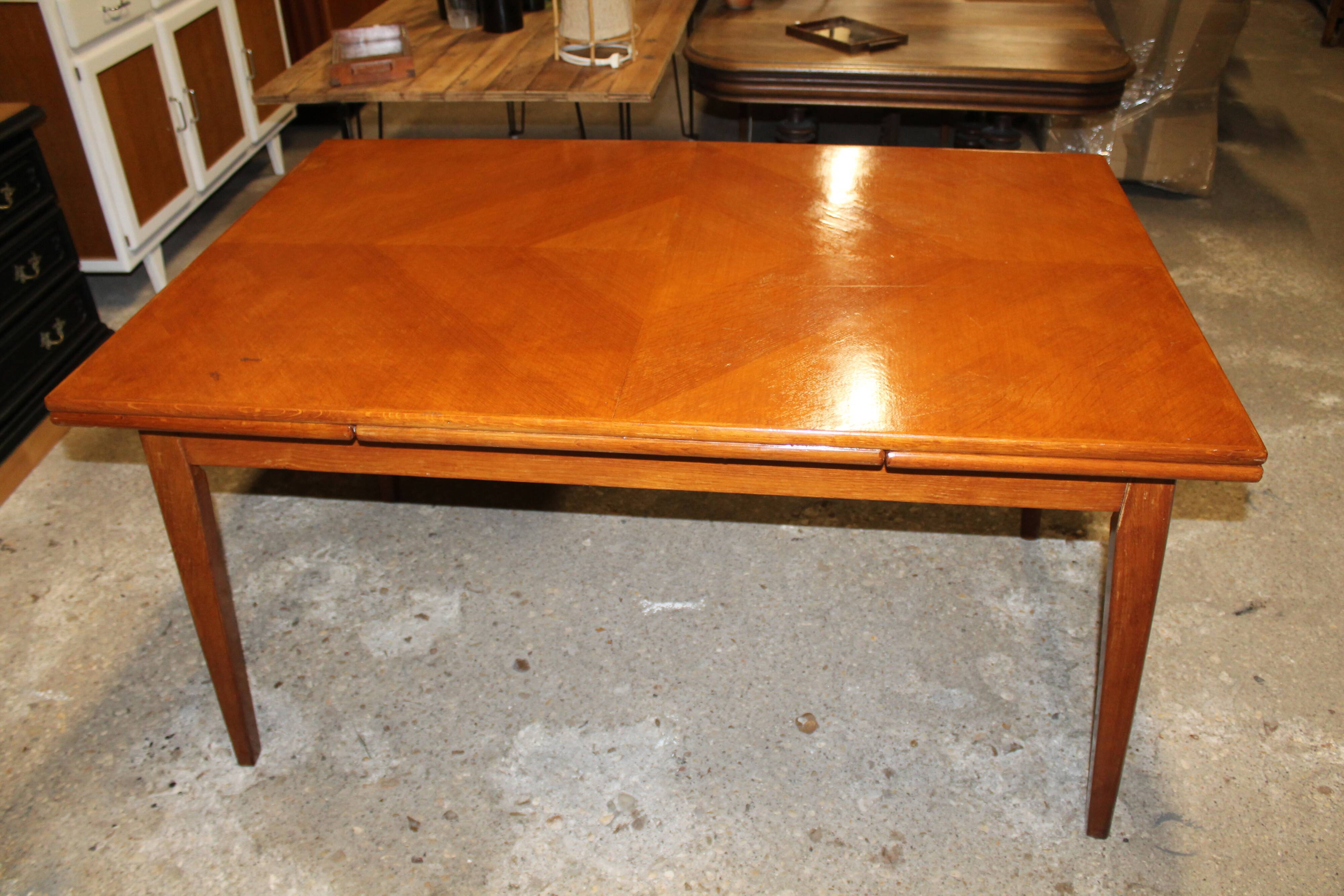 Extendable oak table