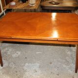 Extendable oak table