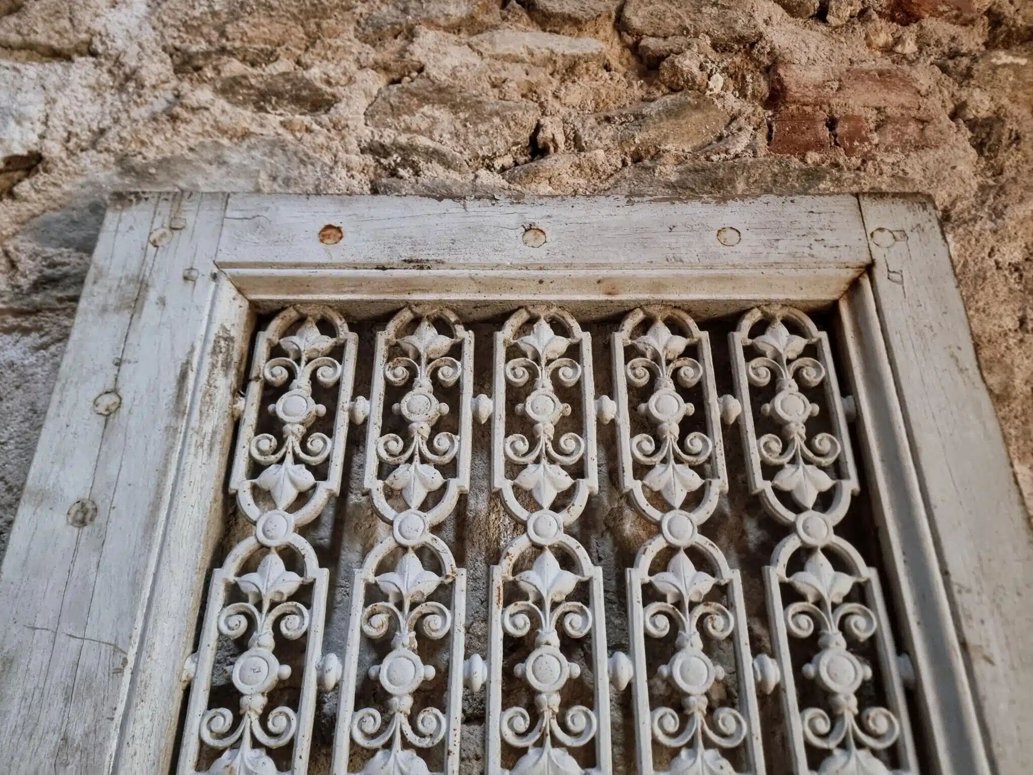 Porte d'entrée ancienne en chêne avec grille en fonte, récupération architecturale française