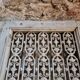 Porte d'entrée ancienne en chêne avec grille en fonte, récupération architecturale française
