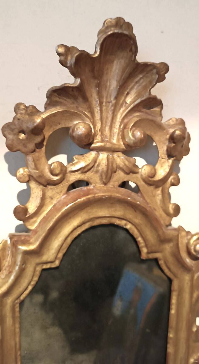 Ancienne paire de miroirs en bois sculpté et doré