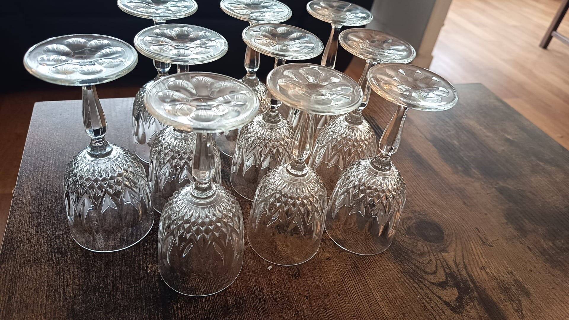 Ensemble de neuf verres a vin en cristal taillé vintage