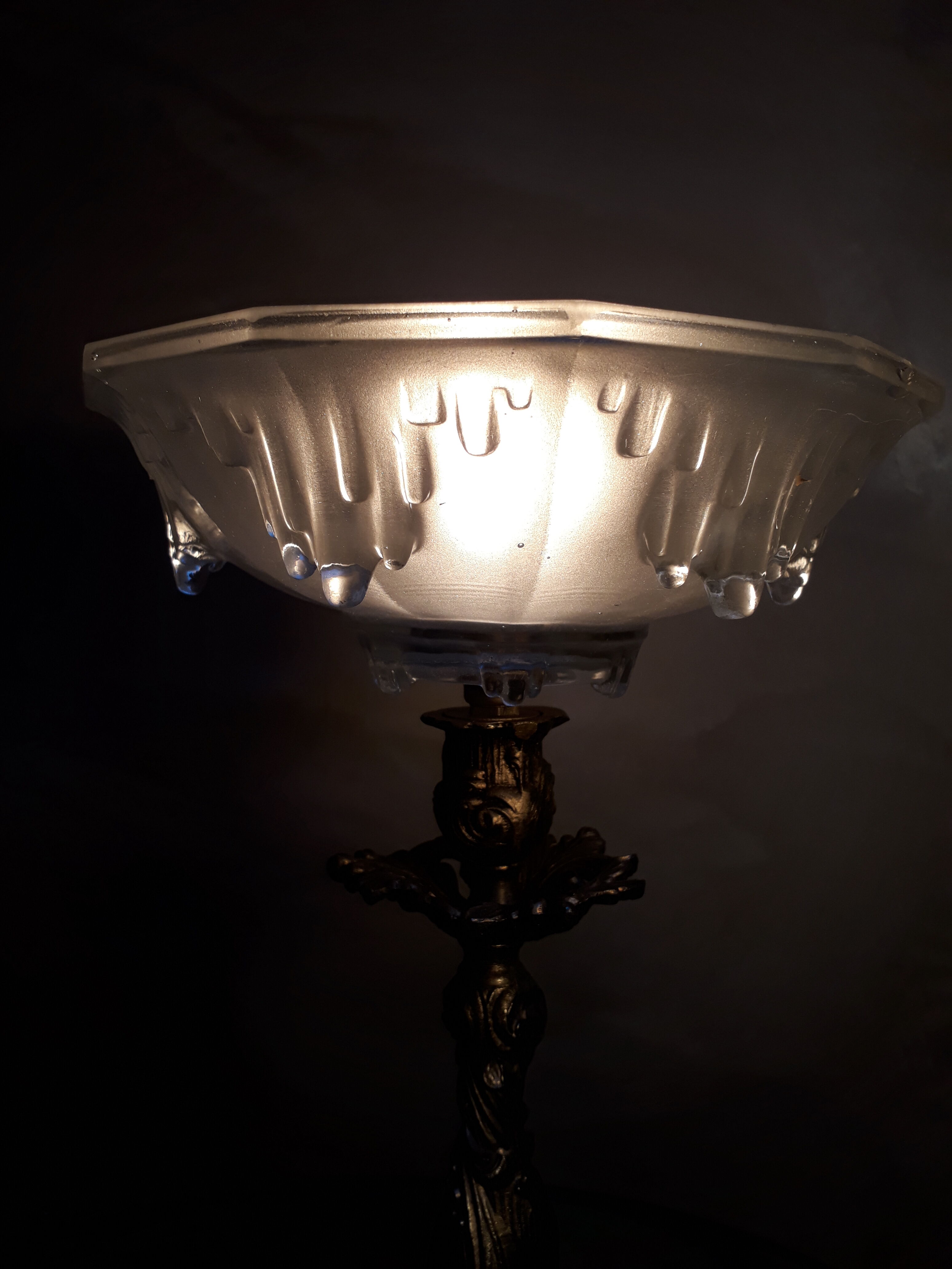 Lampe style bronze patiné et son verre opaque façon givré 22x35