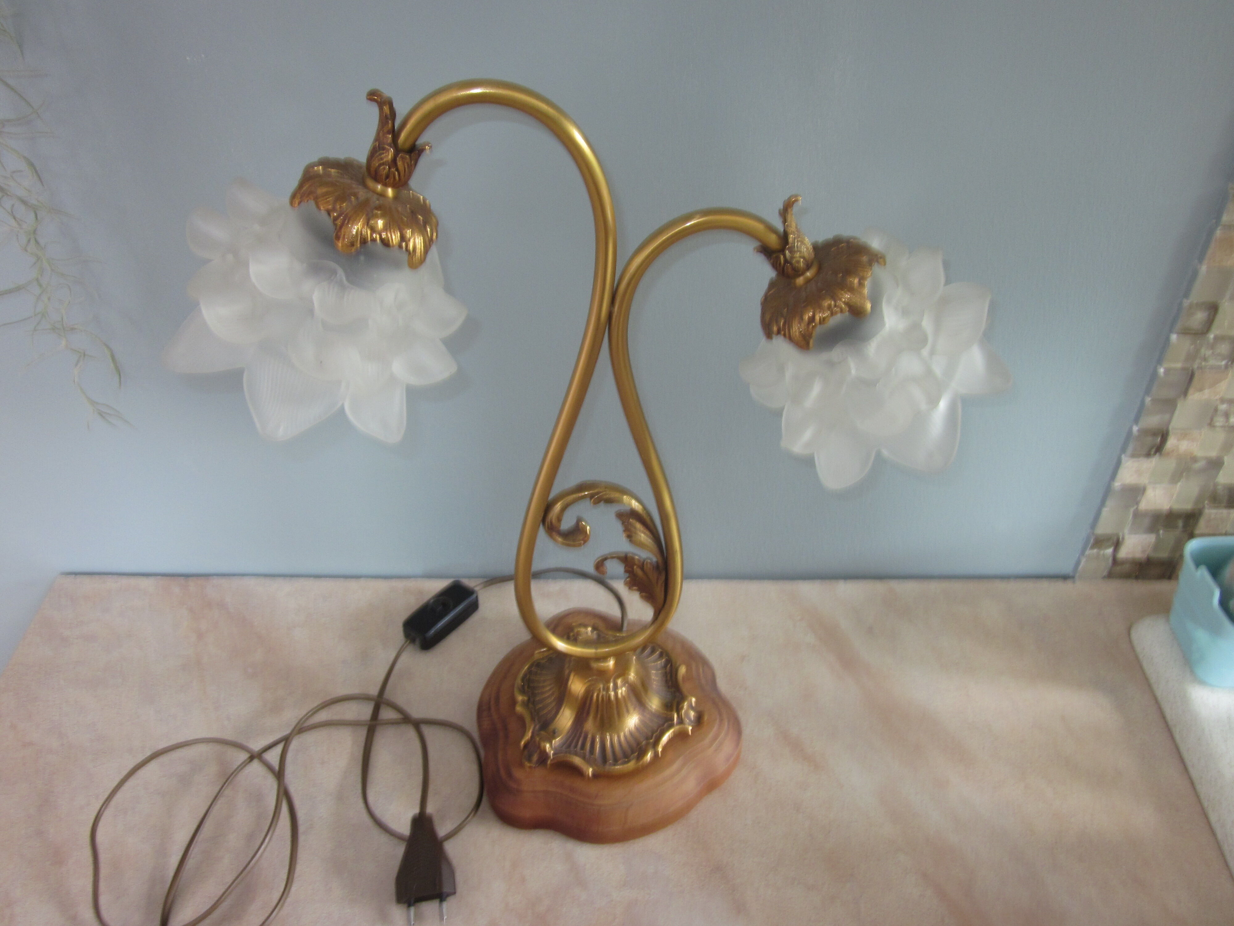 Bronze lamp has 2 tulips shaped flowers