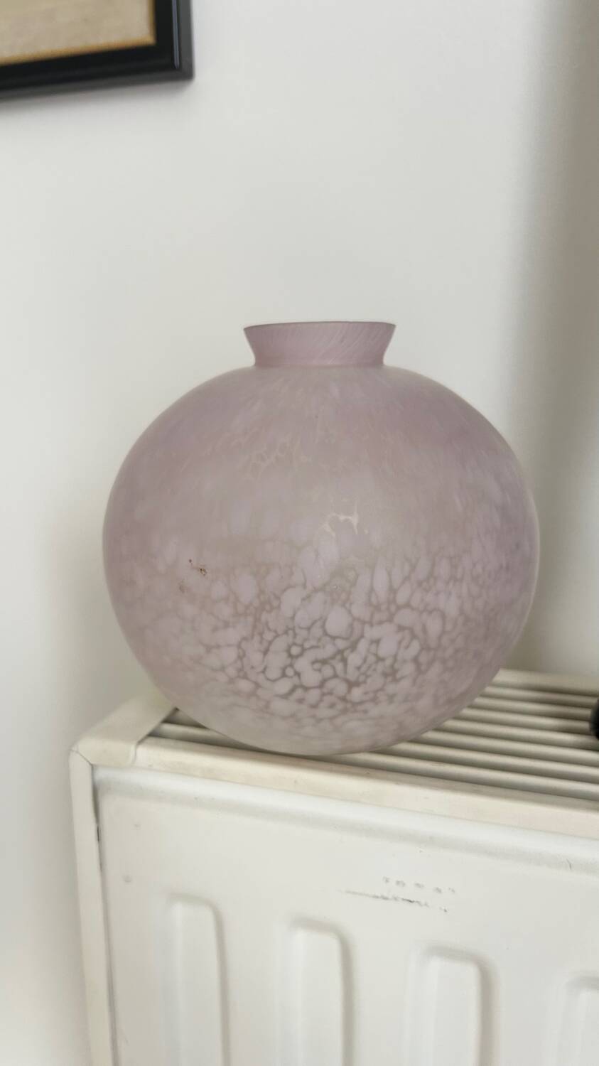 Vase boule moucheté rose